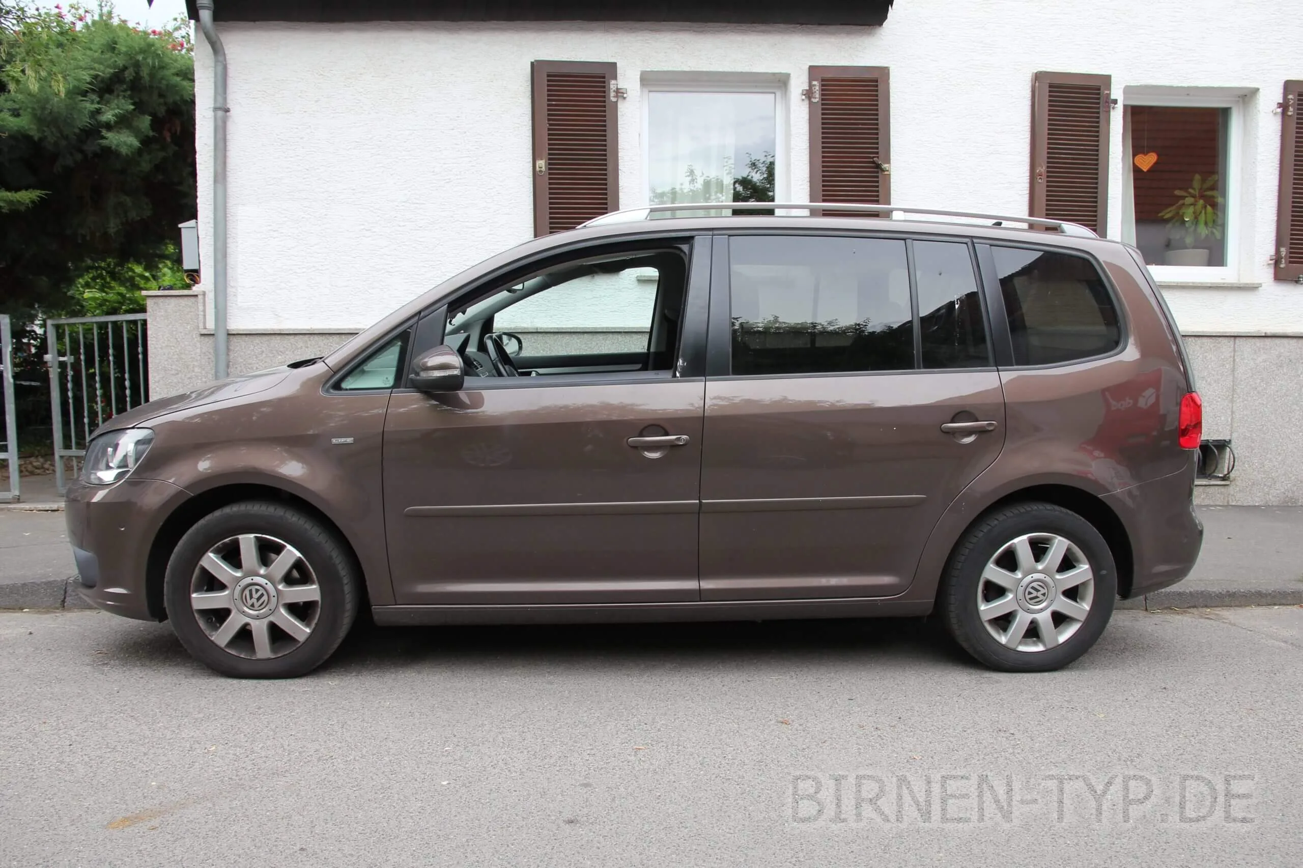 Seitenansicht (Fahrerseite) des VW Touran 1 als 5-Türer
