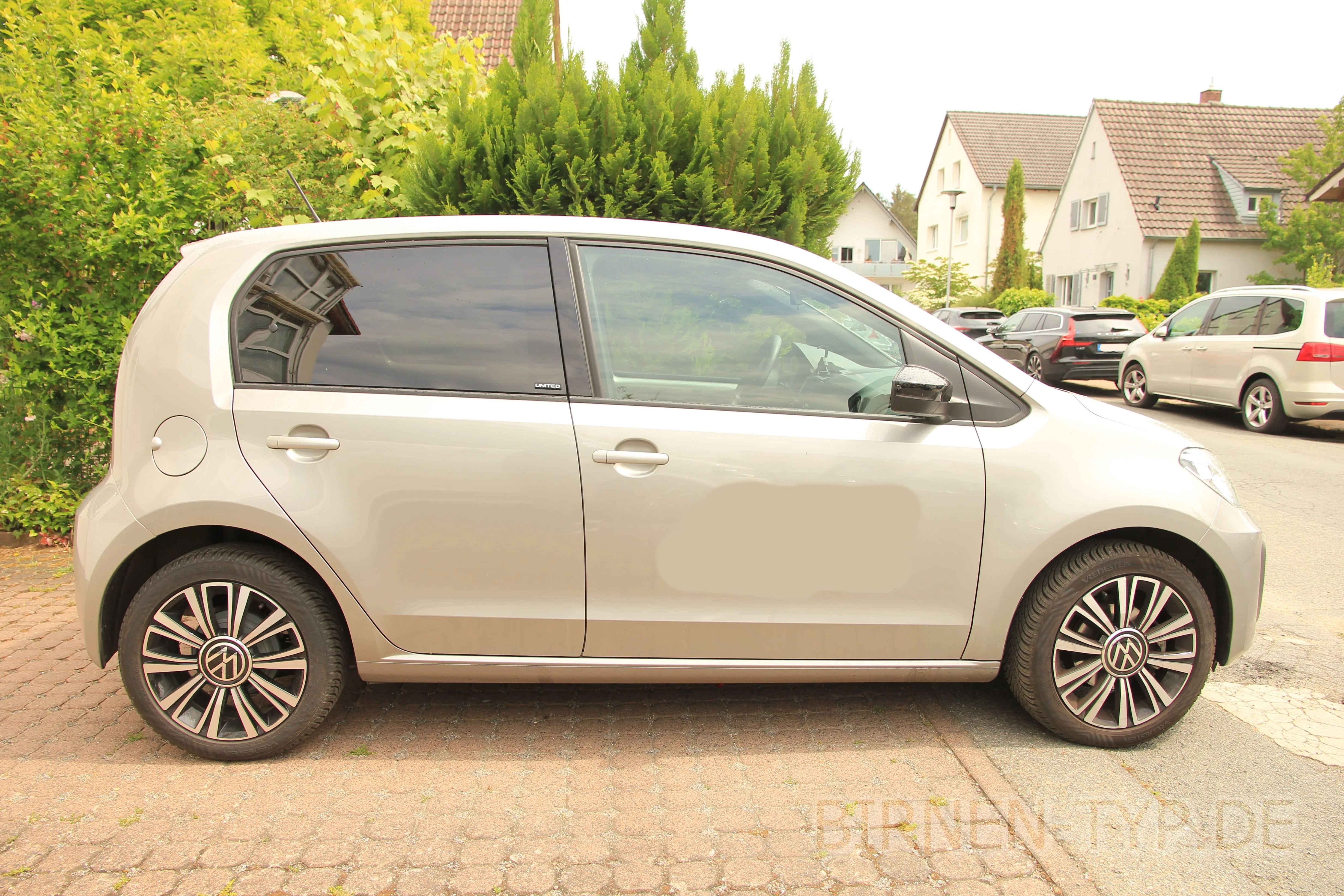 Seitenansicht (Beifahrerseite) des VW up! als 3-, 5-Türer, e-up!, Cross up!