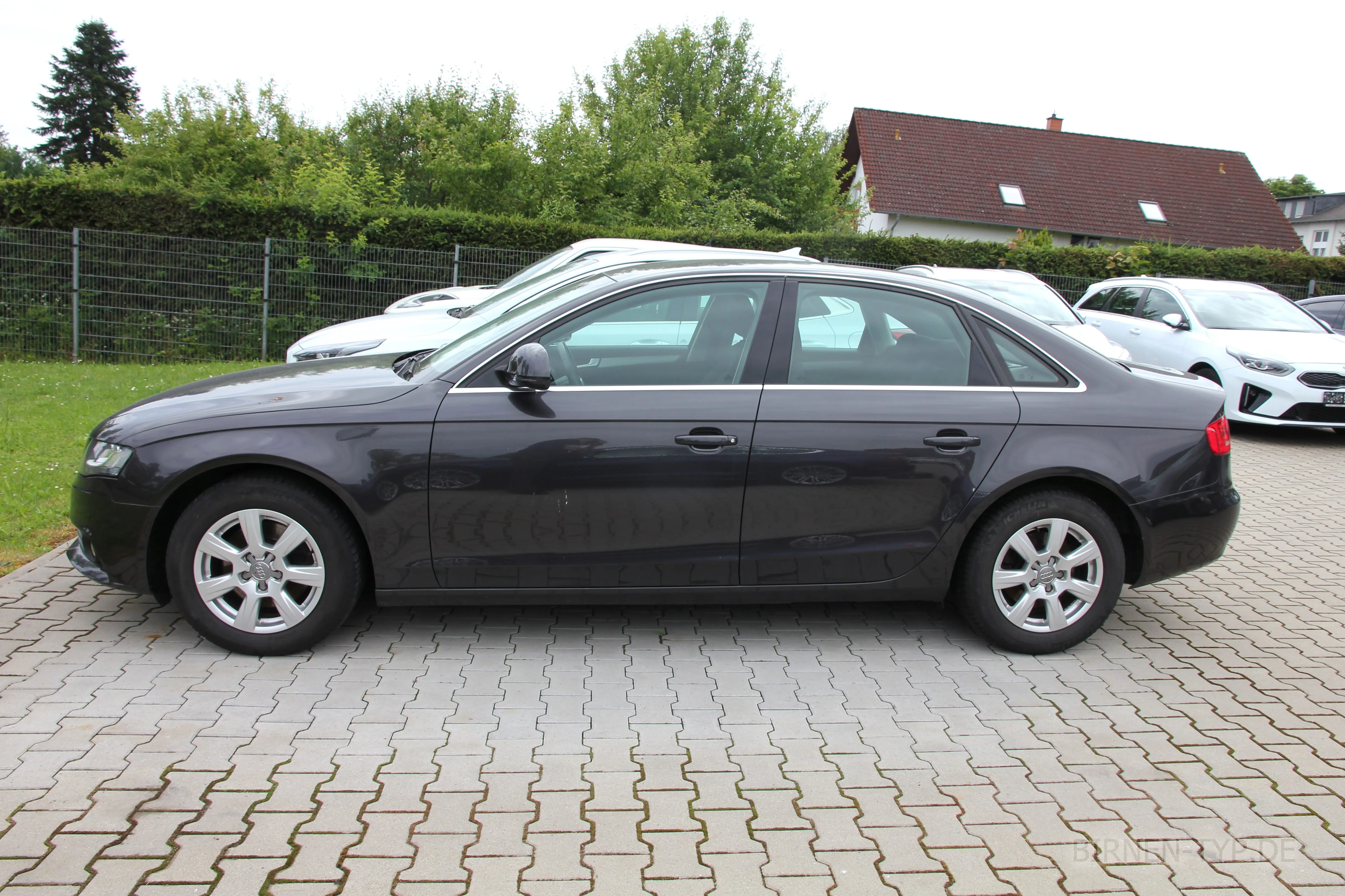 Seitenansicht (Fahrerseite) des Audi A4 4. Gen als Limousine