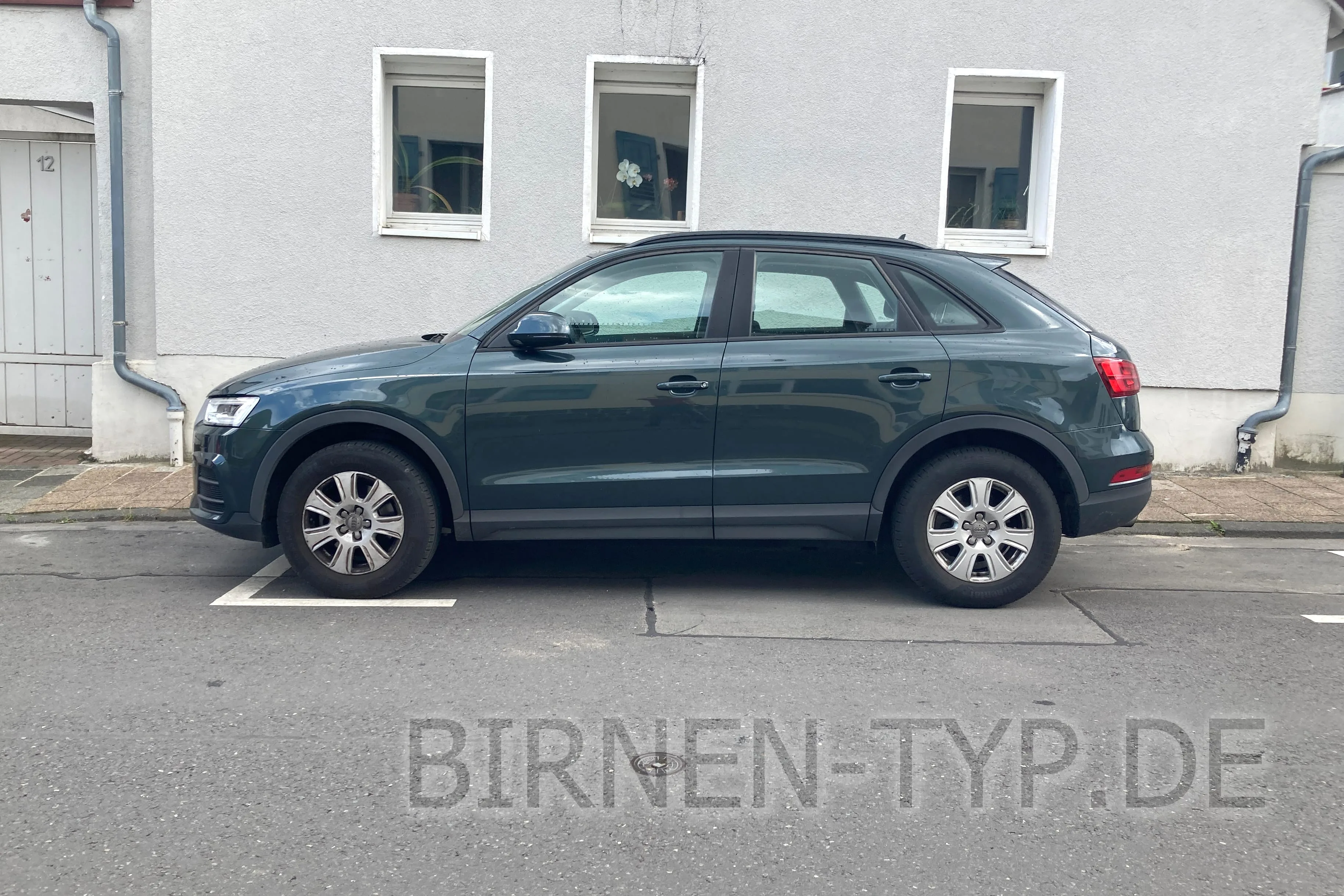 Seitenansicht (Fahrerseite) des Audi Q3 1. Gen als SUV