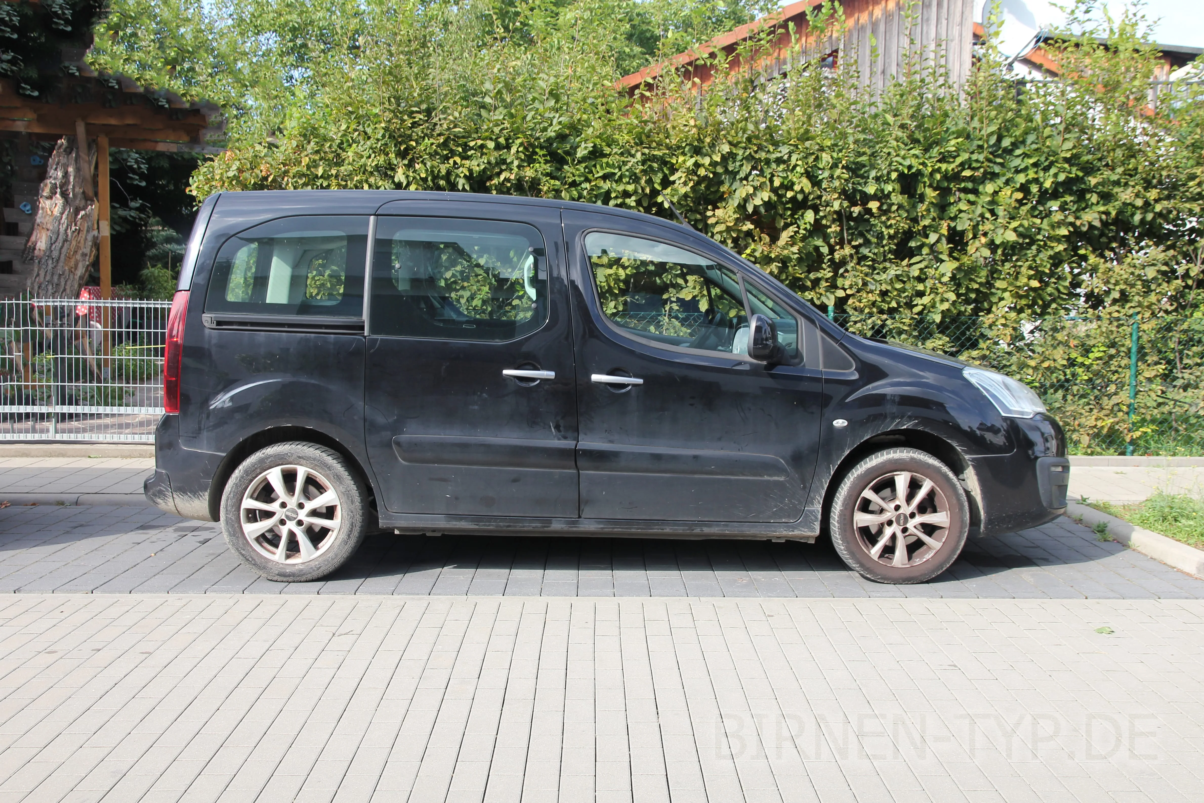 Seitenansicht (Beifahrerseite) des Citroën Berlingo als Kombi
