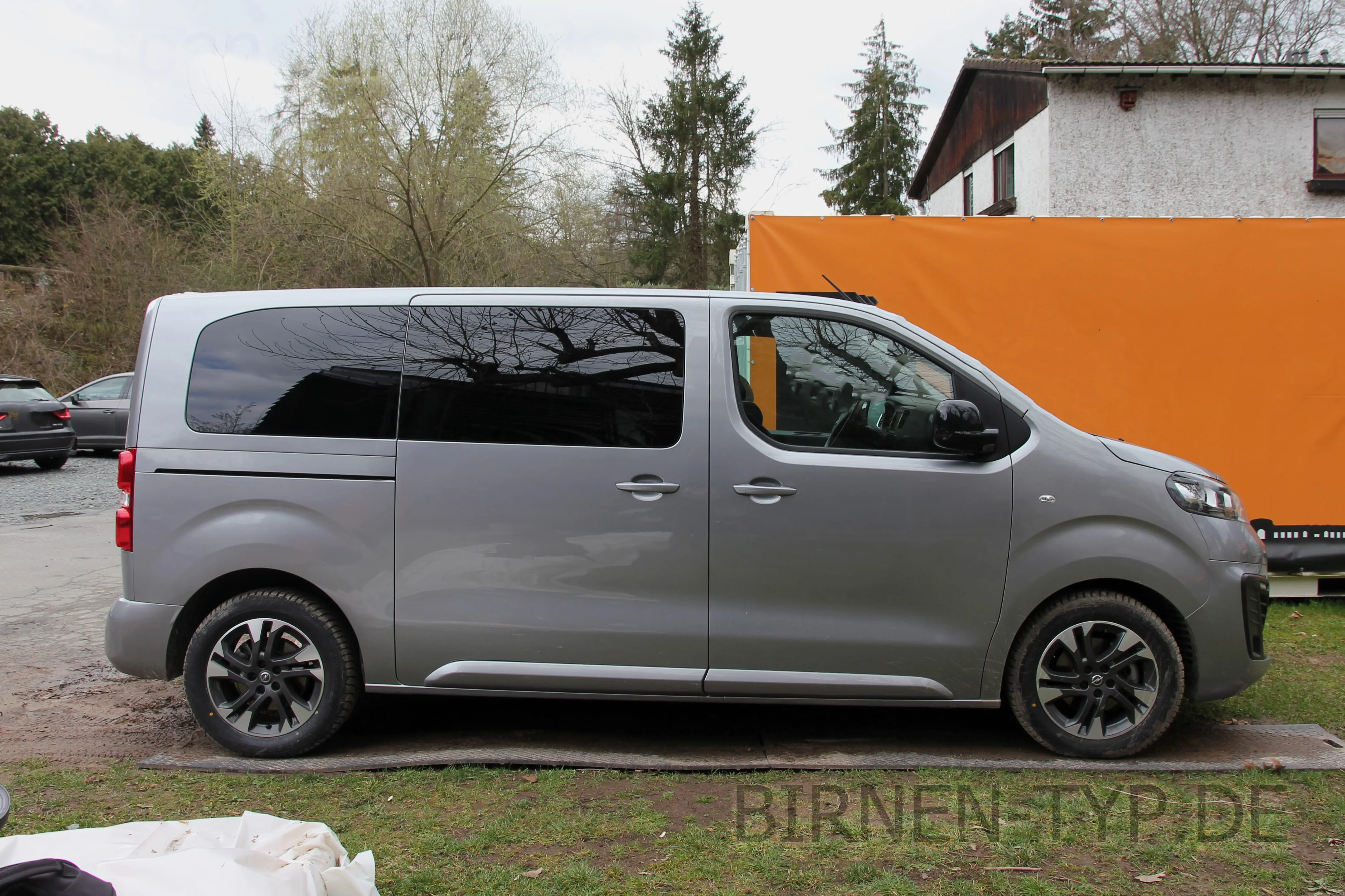 Seitenansicht (Beifahrerseite) des Citroën Jumpy / Dispatch als Transporter, Van