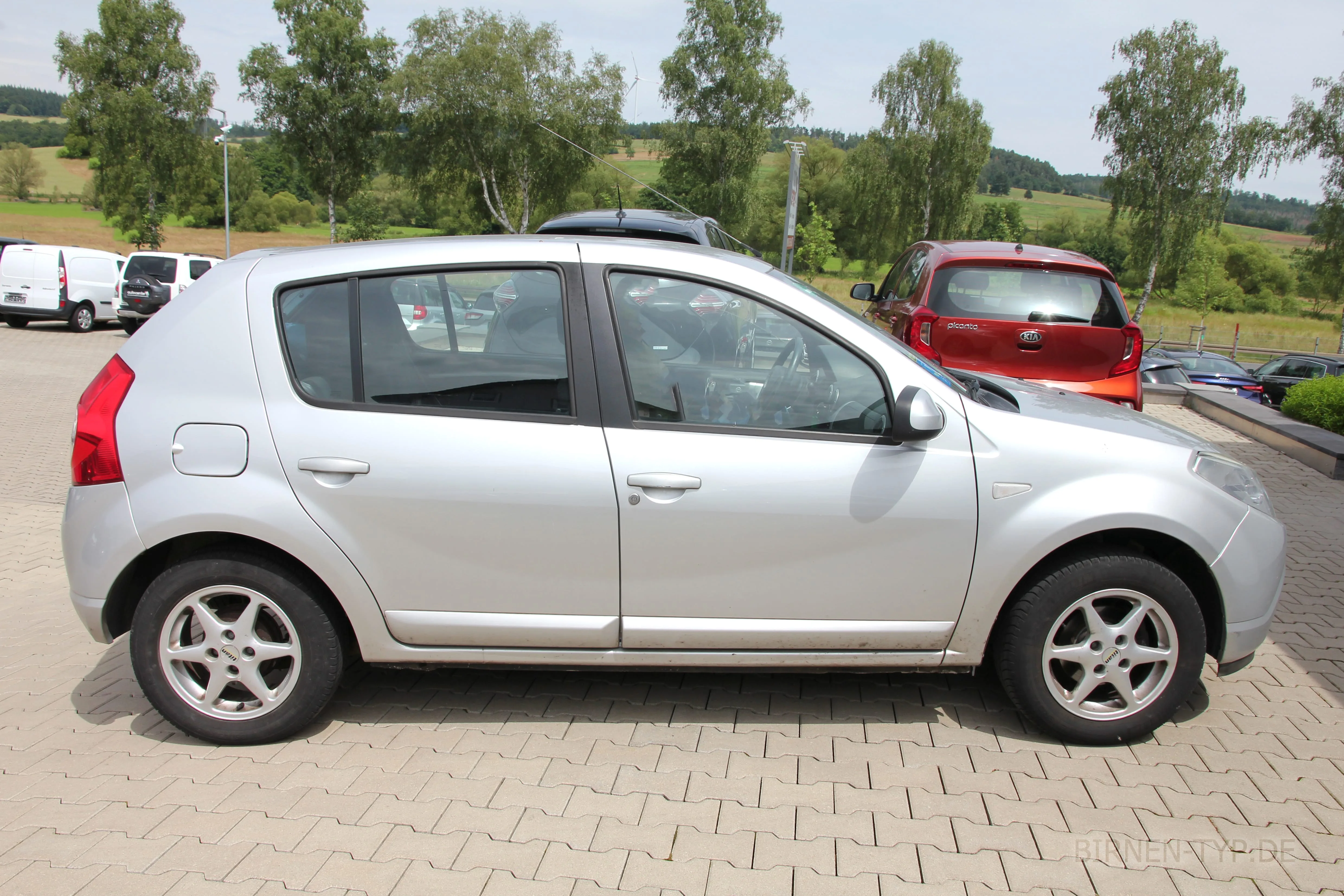 Beifahrerseite (rechts) des Dacia Sandero 1. Gen
