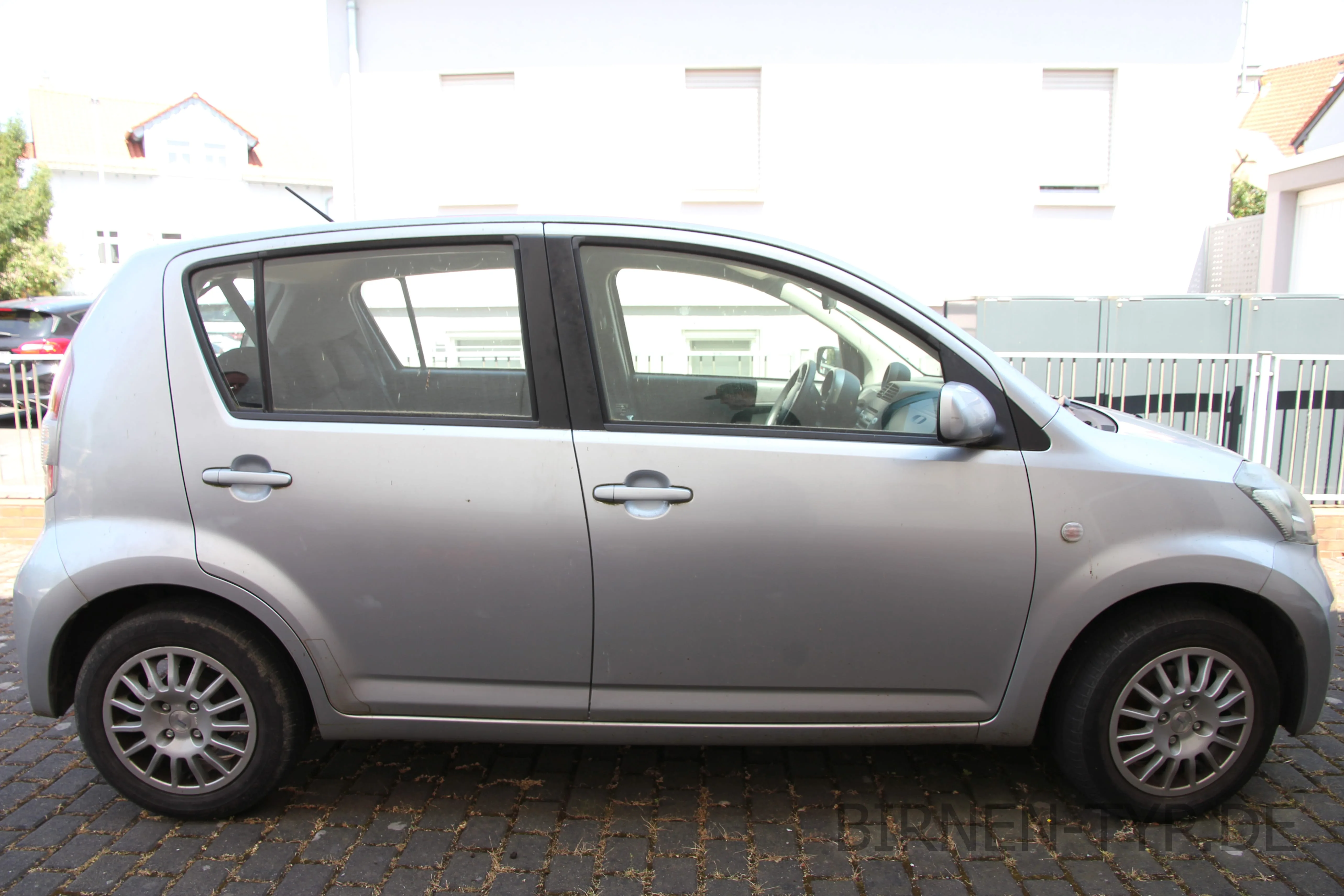 Beifahrerseite (rechts) des Daihatsu Sirion