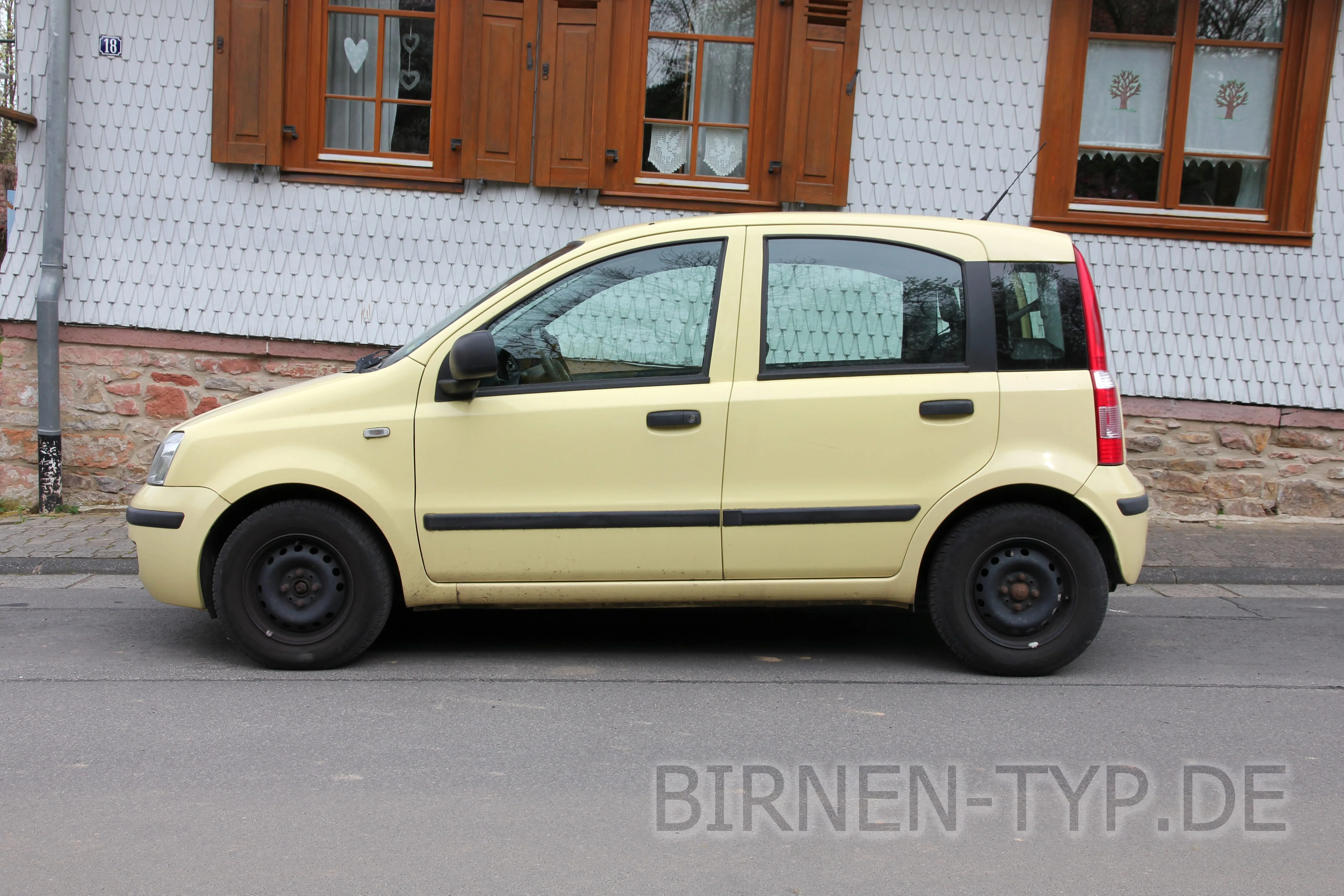 Seitenansicht (Fahrerseite) des Fiat Panda 2. Gen (Typ 169 (Nuova Panda) – 2003-2012) als 5-Türer
