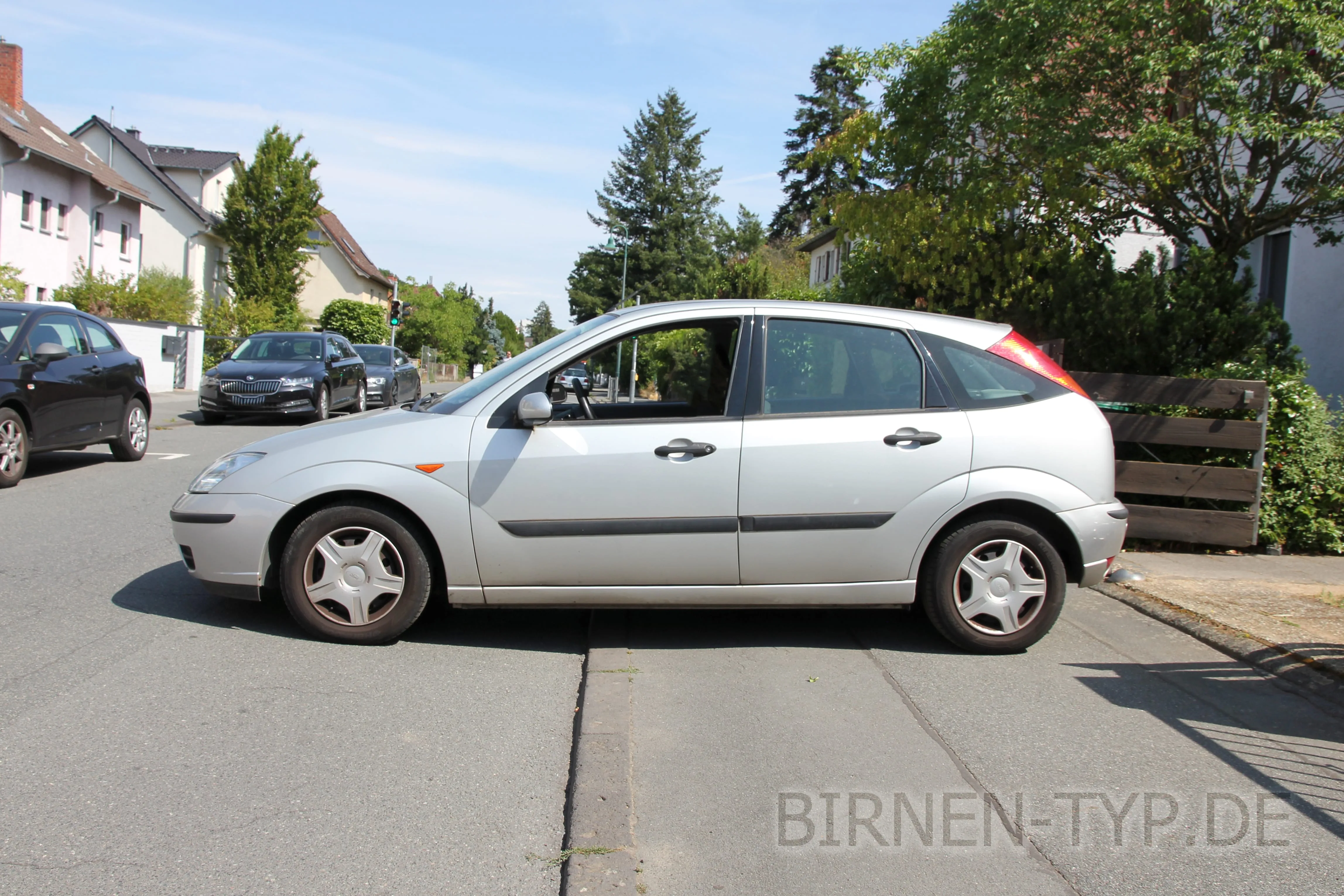 Seitenansicht (Fahrerseite) des Ford Focus MK1 als Schrägheck (5-türig)