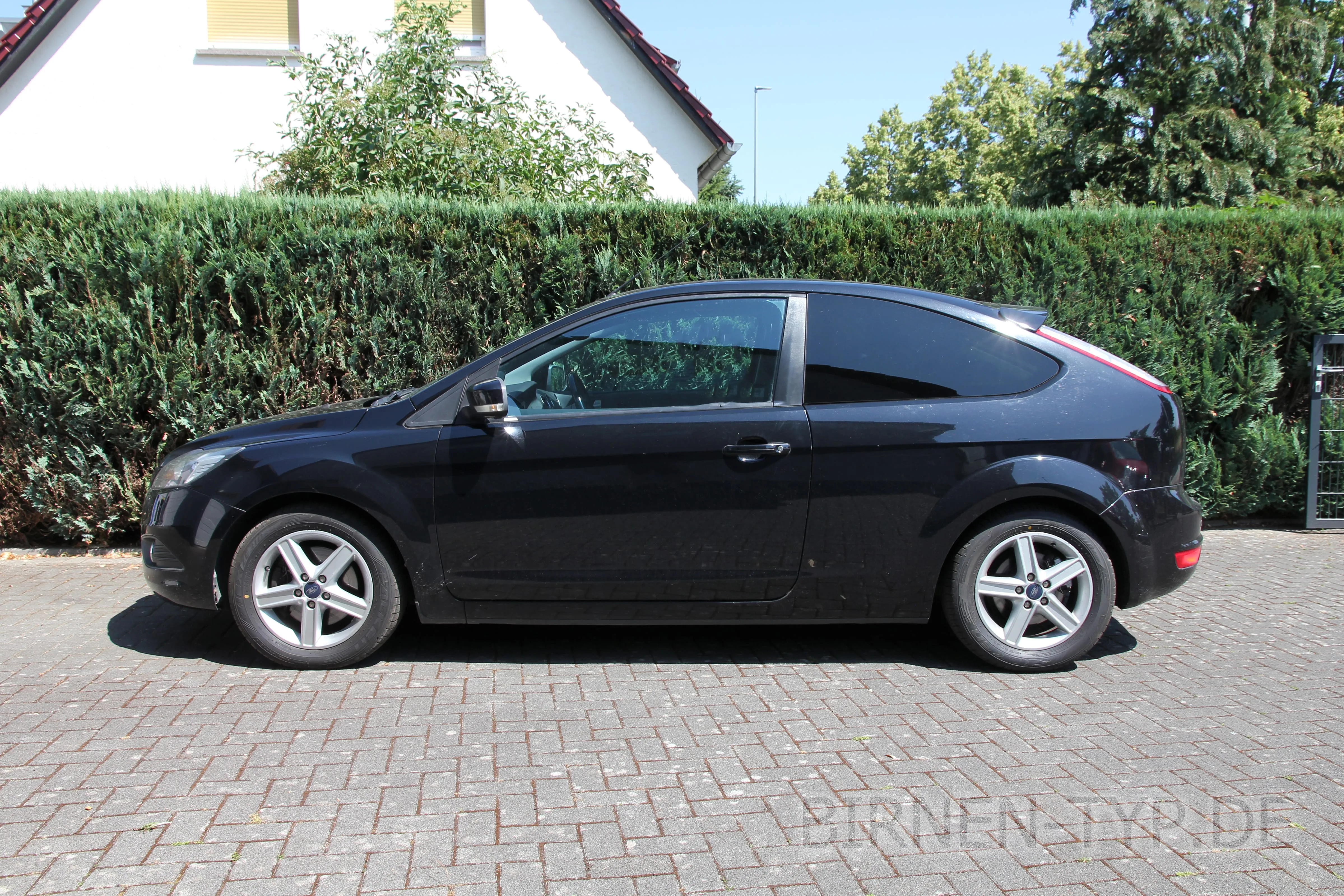 Seitenansicht (Fahrerseite) des Ford Focus MK2 als Schrägheck (3-türig)