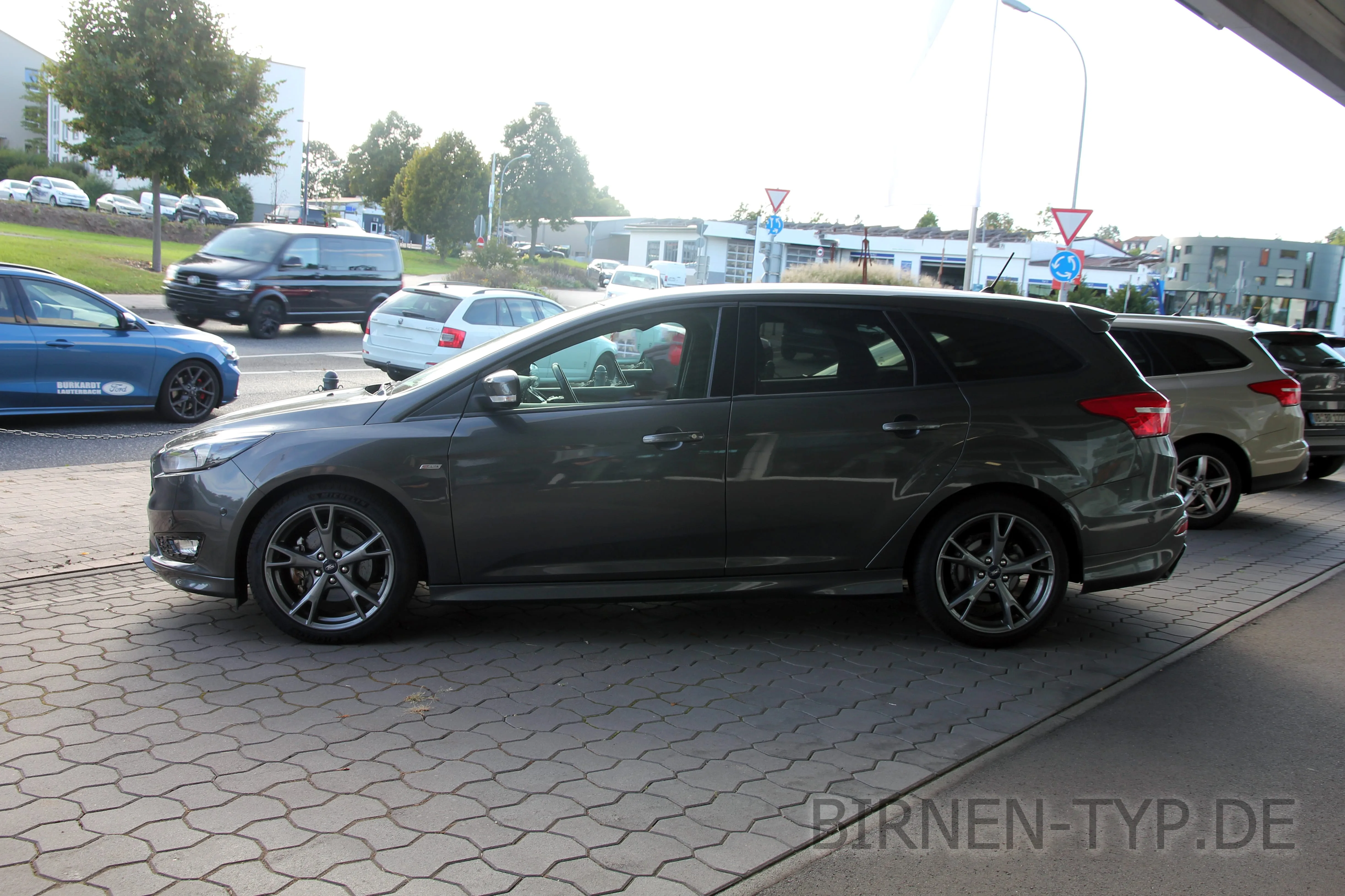 Seitenansicht (Fahrerseite) des Ford Focus MK3 als Turnier (Kombi)