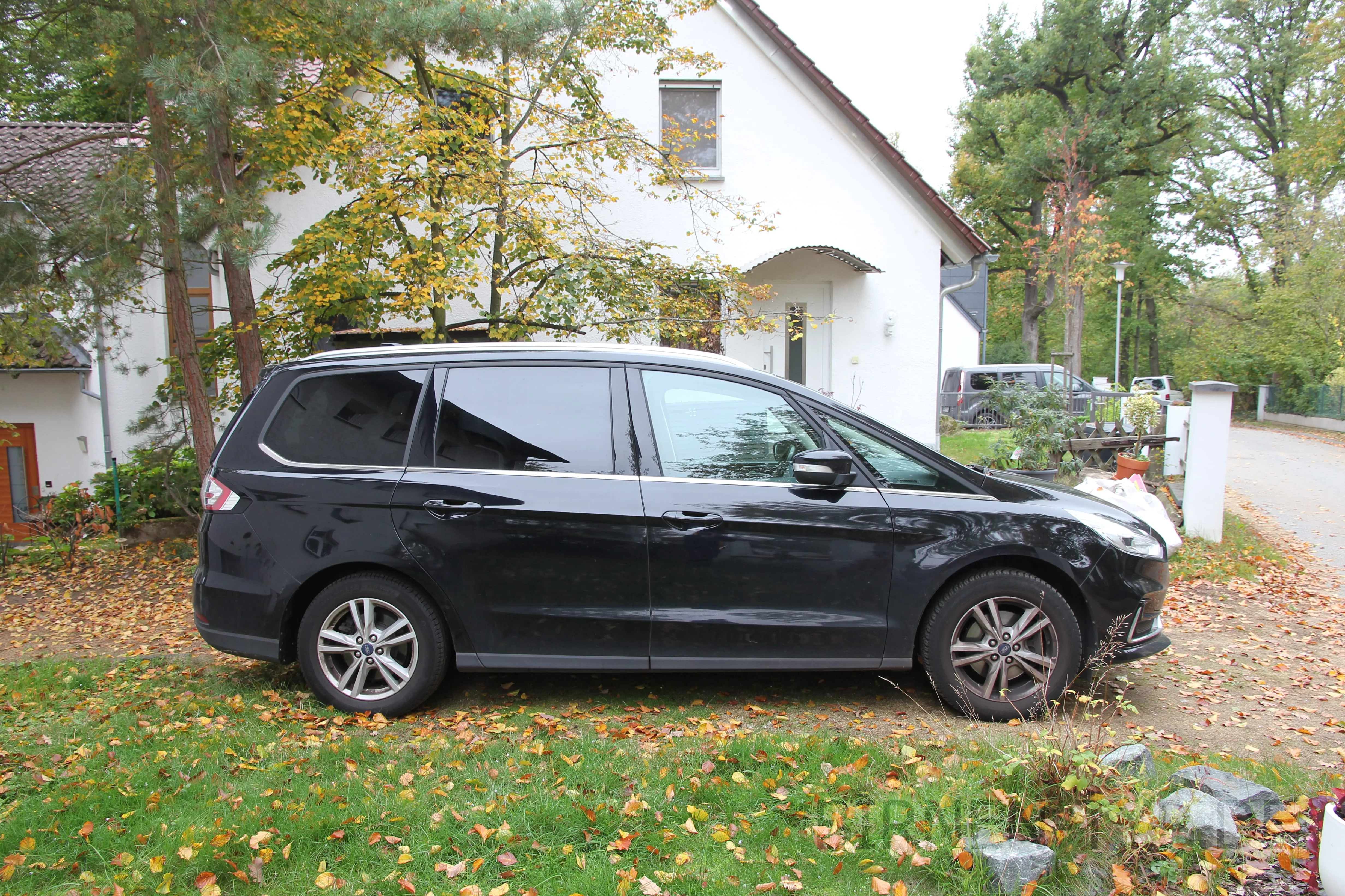 Seitenansicht (Beifahrerseite) des Ford Galaxy als Großraum-Van (7-Sitzer)