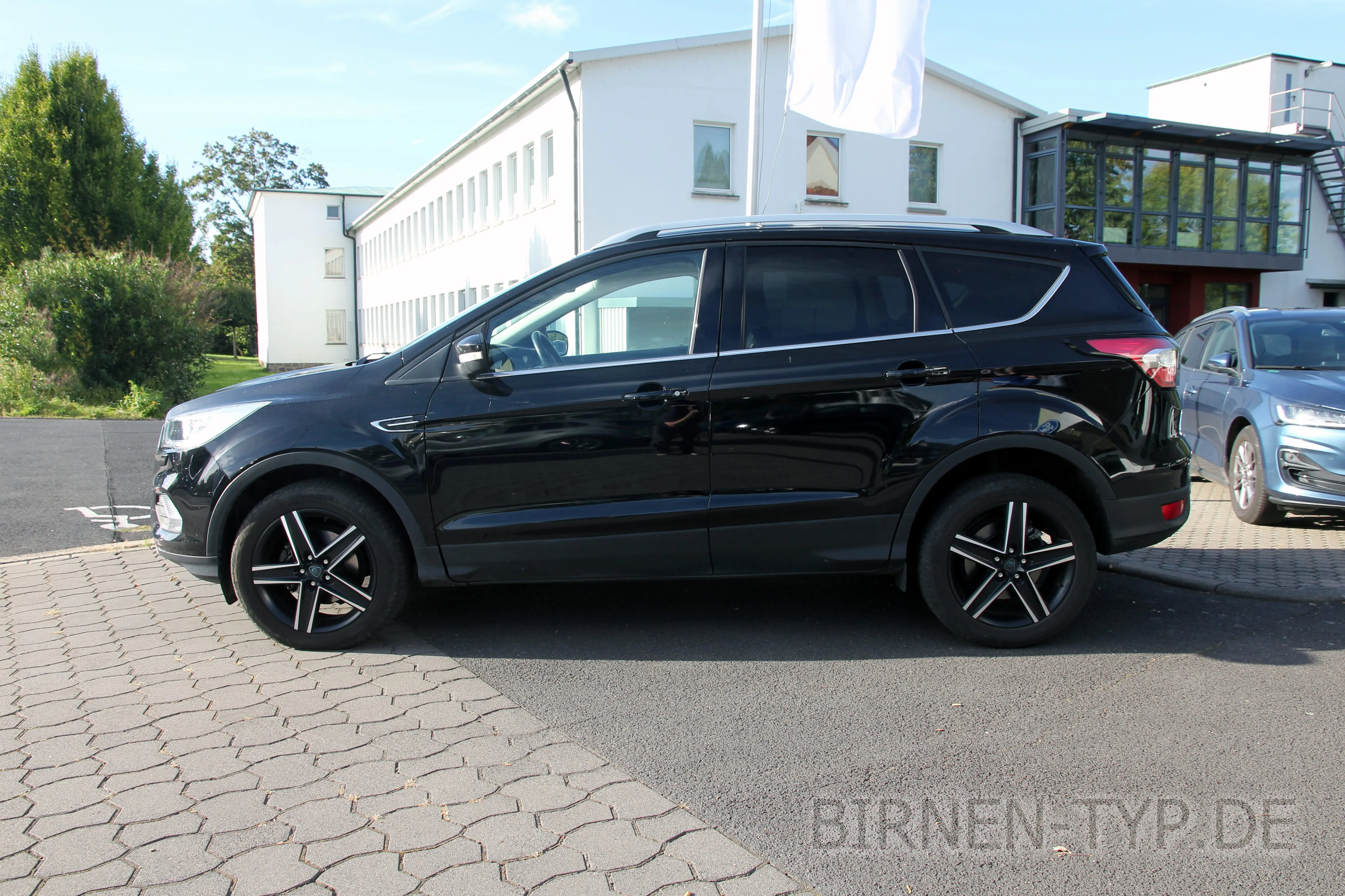 Seitenansicht (Fahrerseite) des Ford Kuga MK2 als Kompakt-SUV (5-türig)