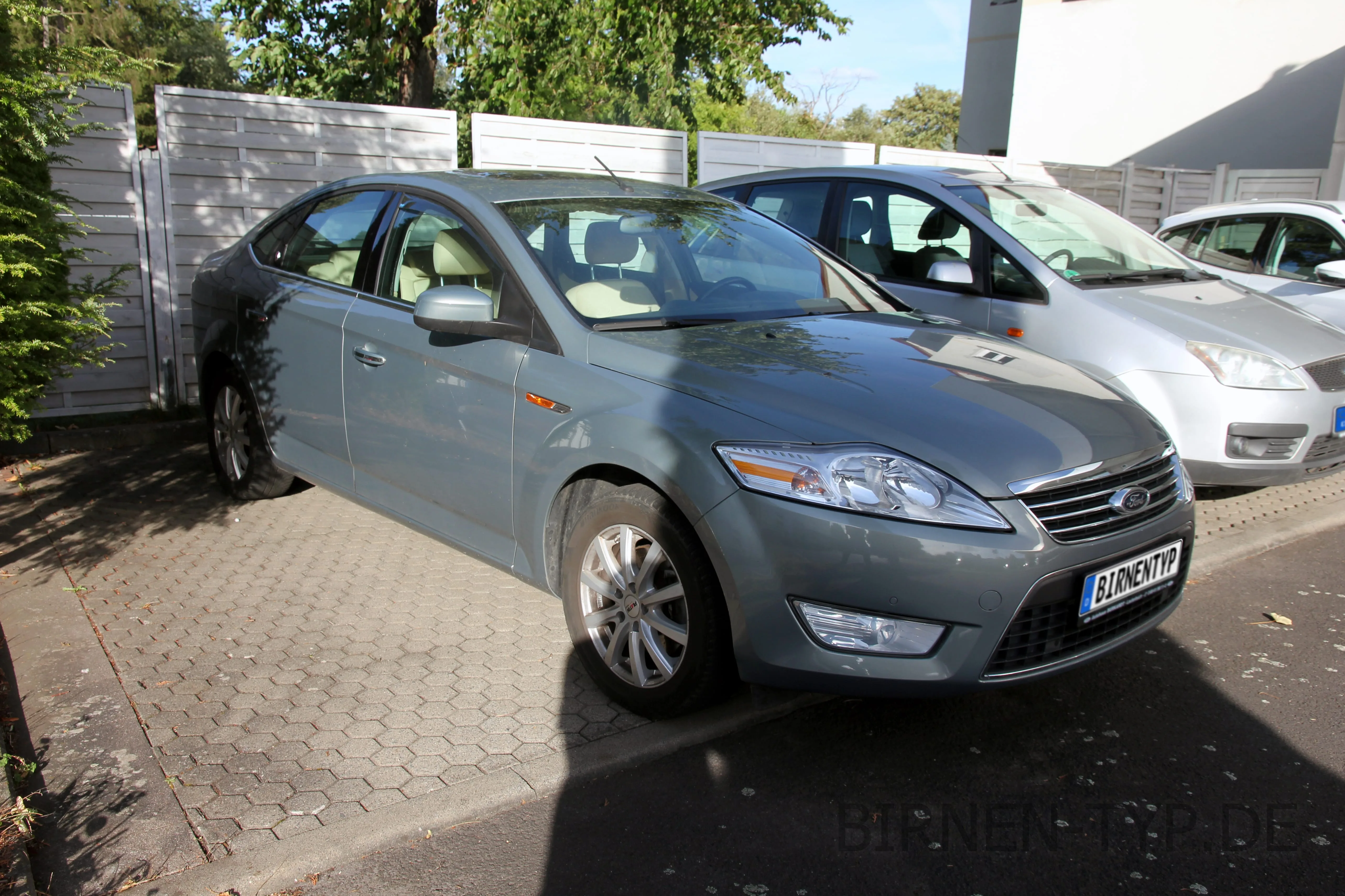 Seitenansicht (Beifahrerseite) des Ford Mondeo 4 als Limousine (Stufenheck)