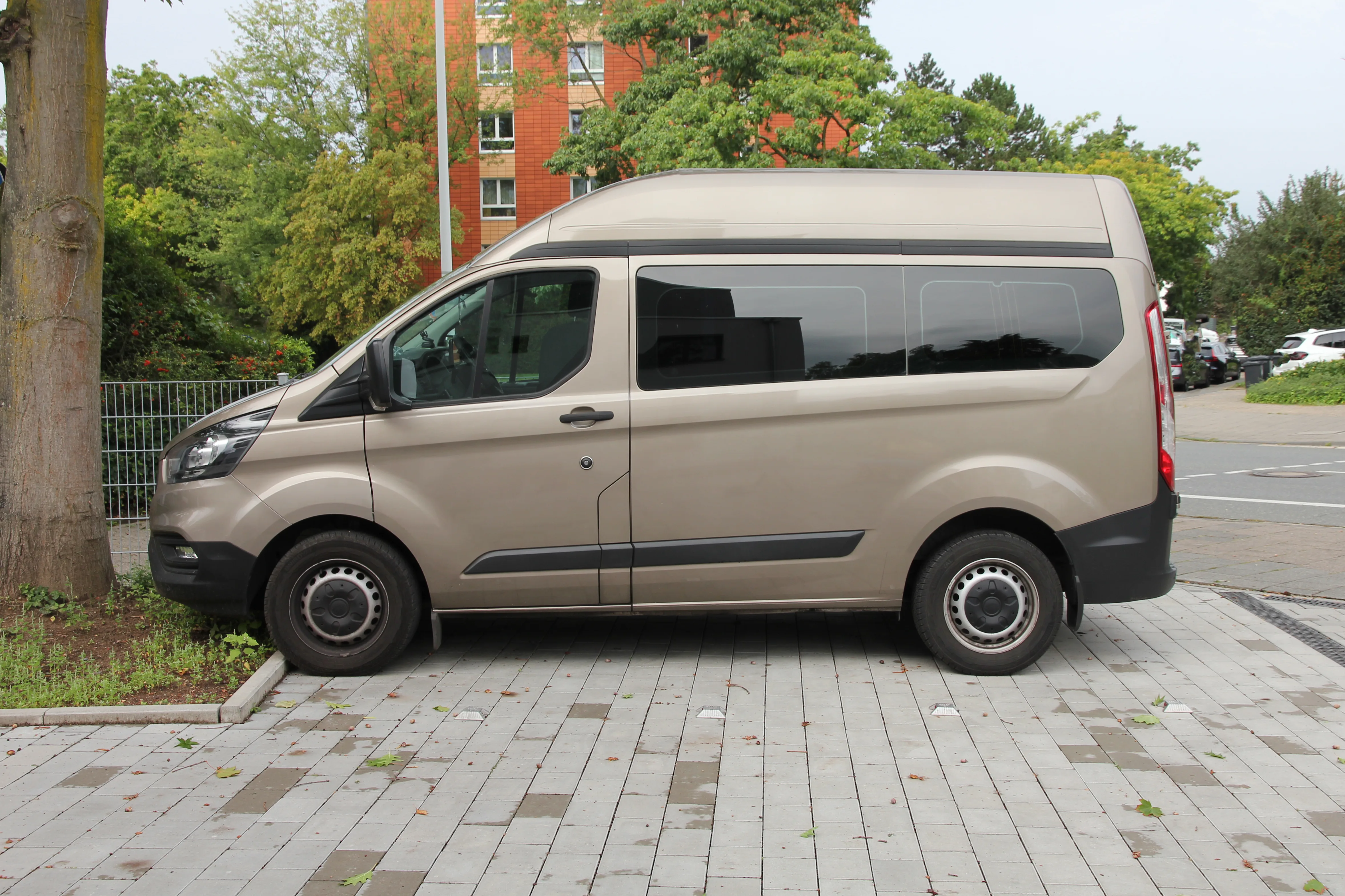 Seitenansicht (Fahrerseite) des Ford Tourneo Custom als Personenbus L2 (Langer Radstand)