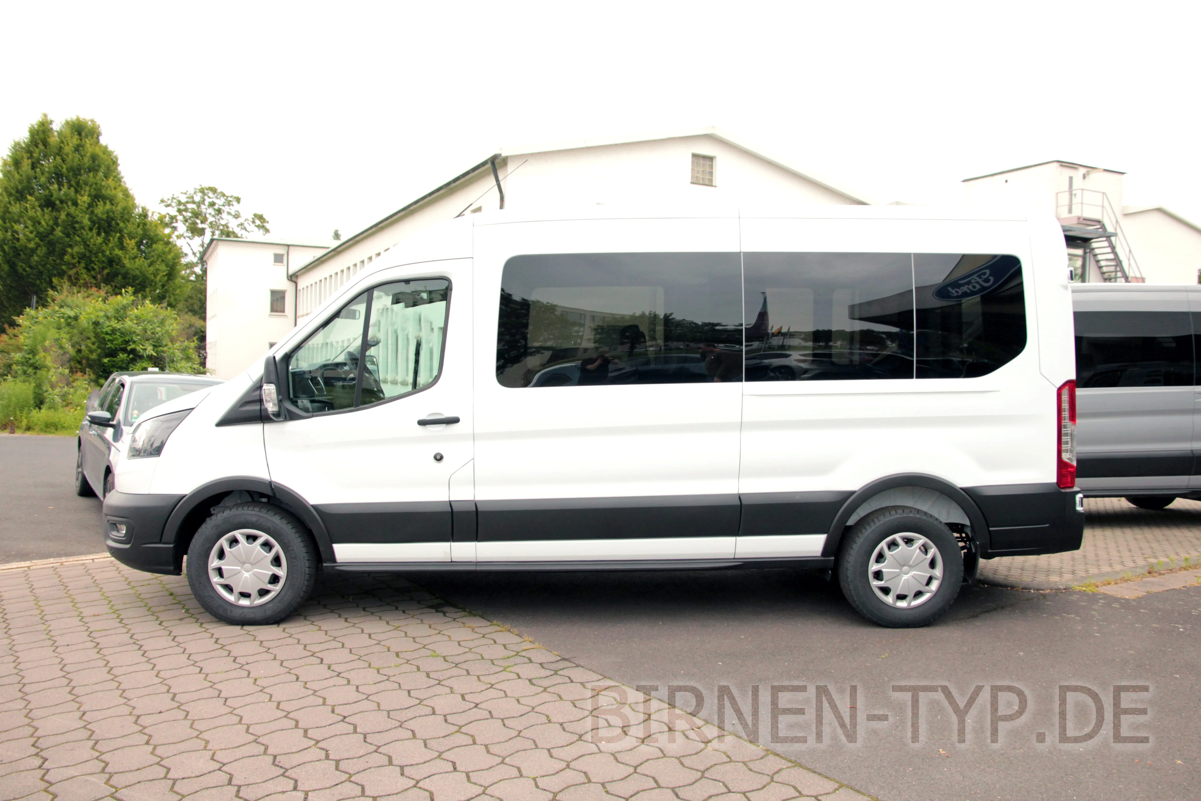 Seitenansicht (Fahrerseite) des Ford Transit 7 als Kastenwagen / Bus / Wohnmobil