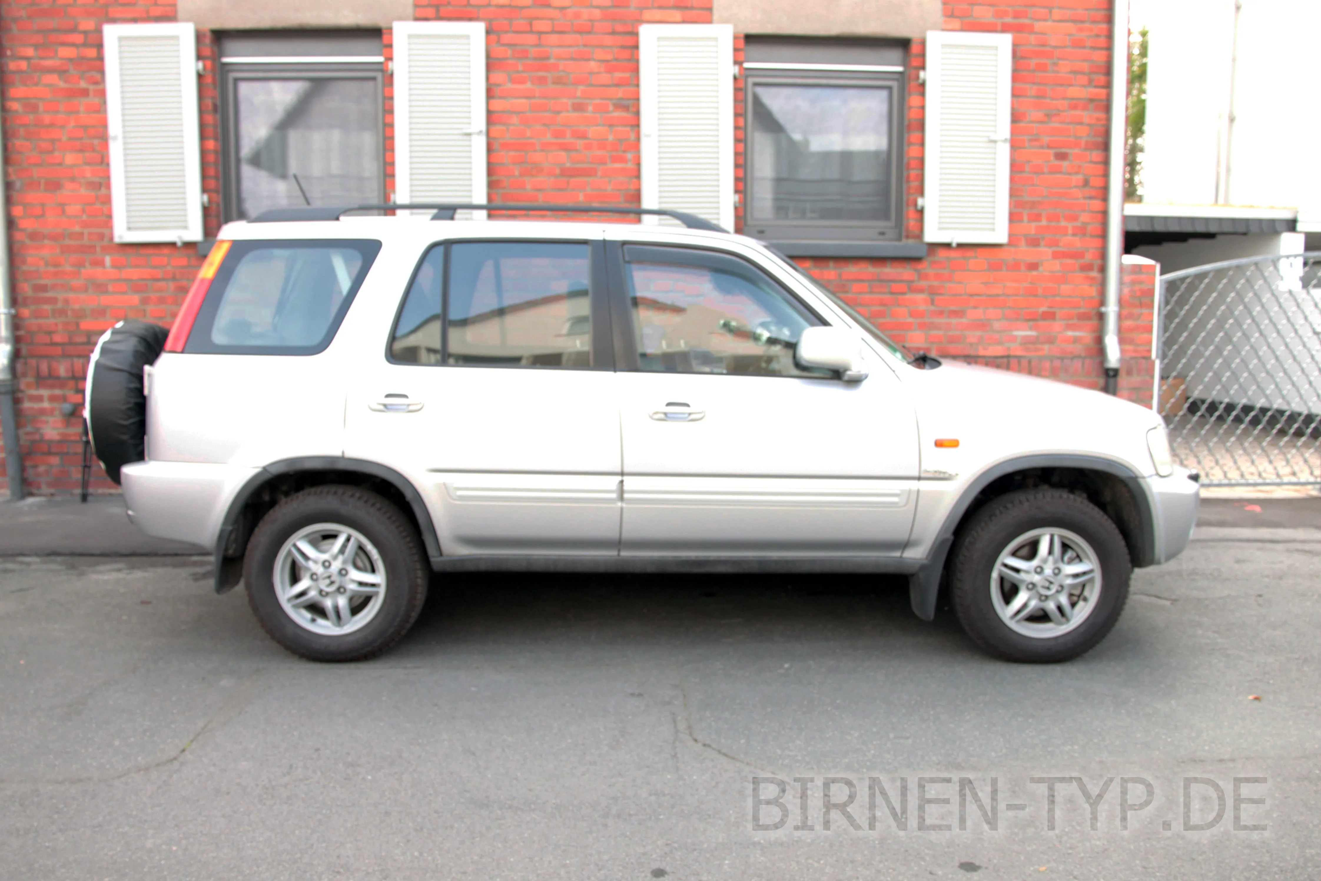Seitenansicht (Beifahrerseite) des Honda CR-V als Geländewagen