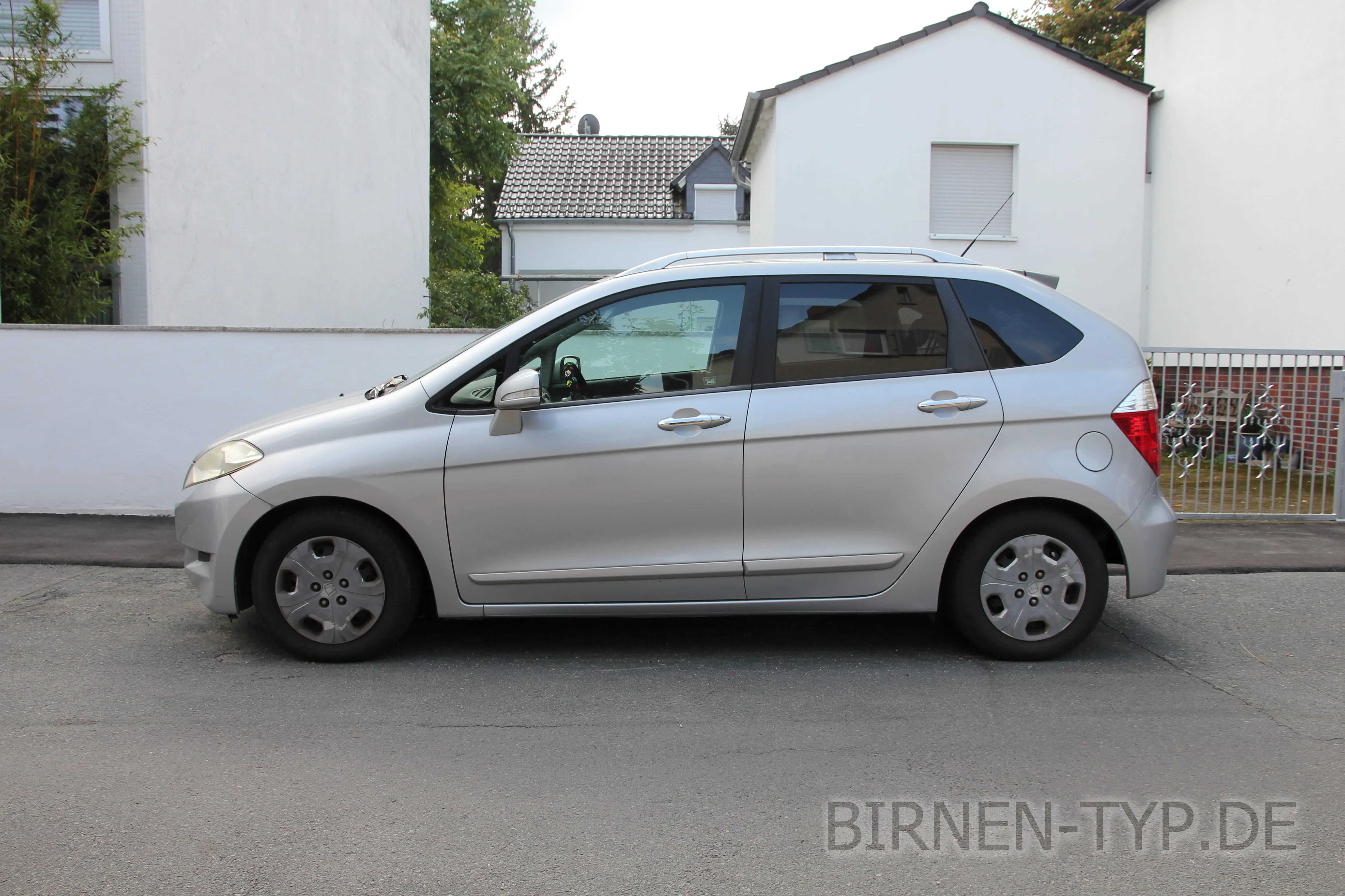Seitenansicht (Fahrerseite) des Honda FR-V als 5-Türer