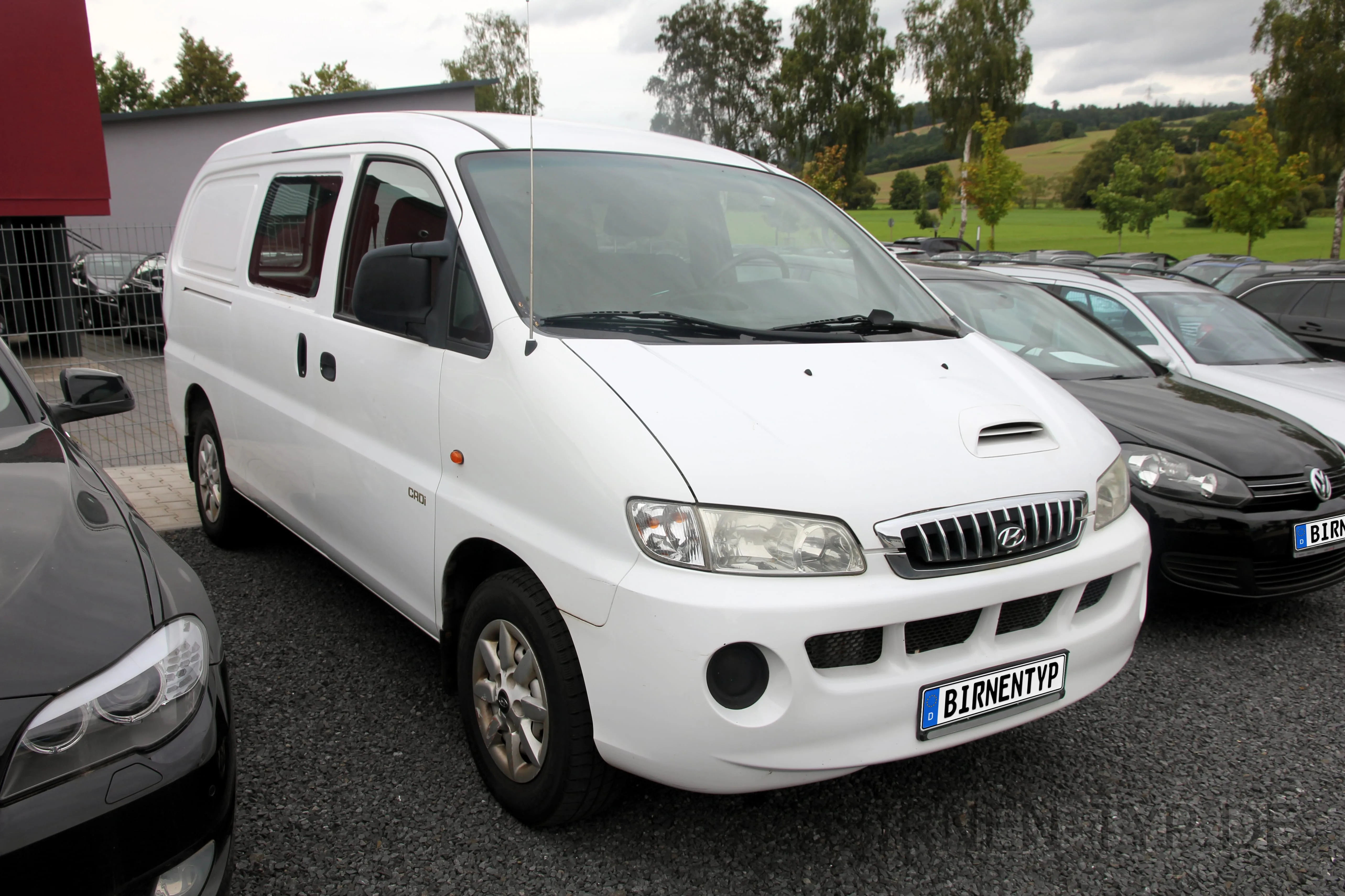 Seitenansicht (Beifahrerseite) des Hyundai H-1/Starex/Libero als H-1 Cargo (Kastenwagen)