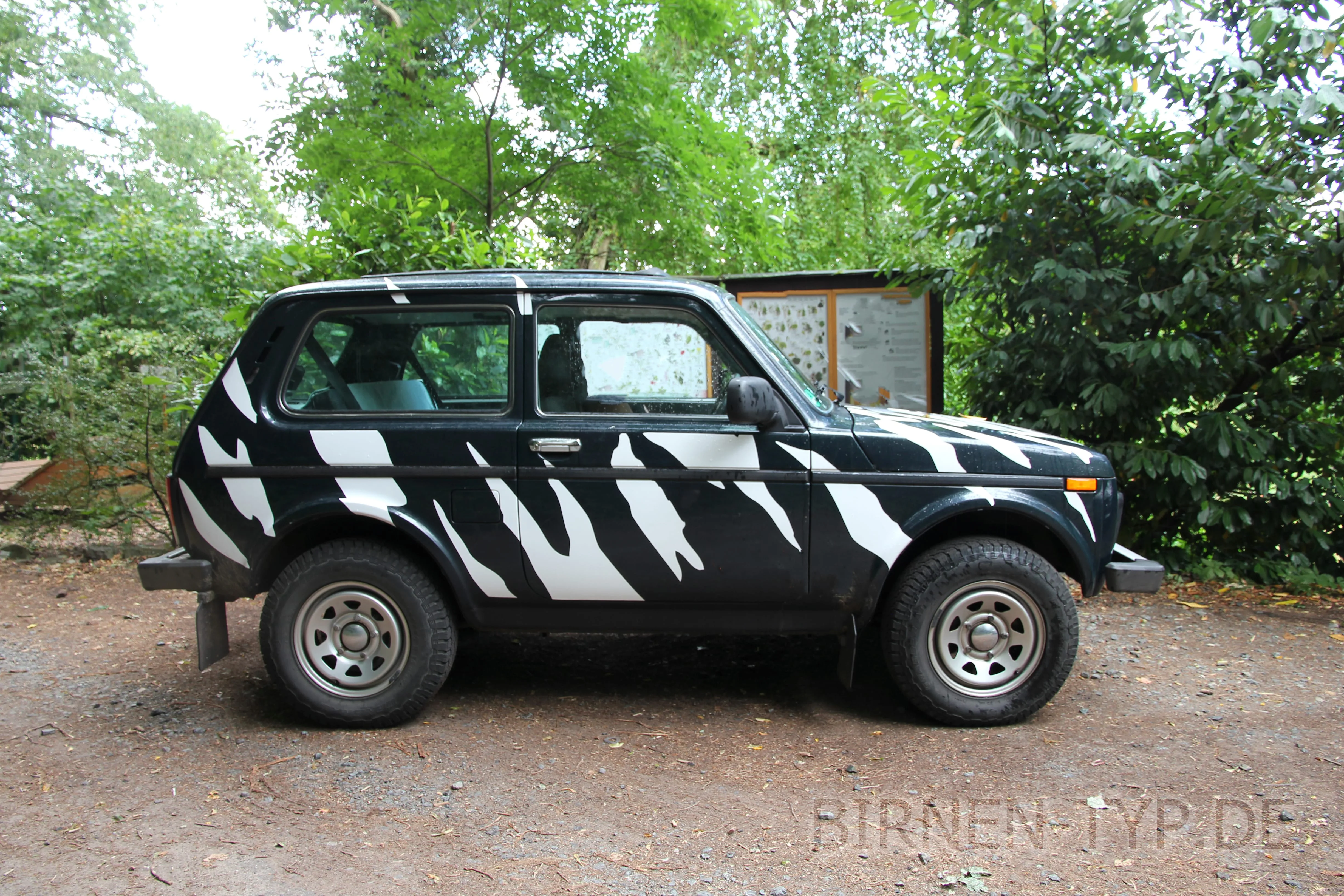 Seitenansicht (Beifahrerseite) des Lada Niva / Niwa 2 als Lada 4x4