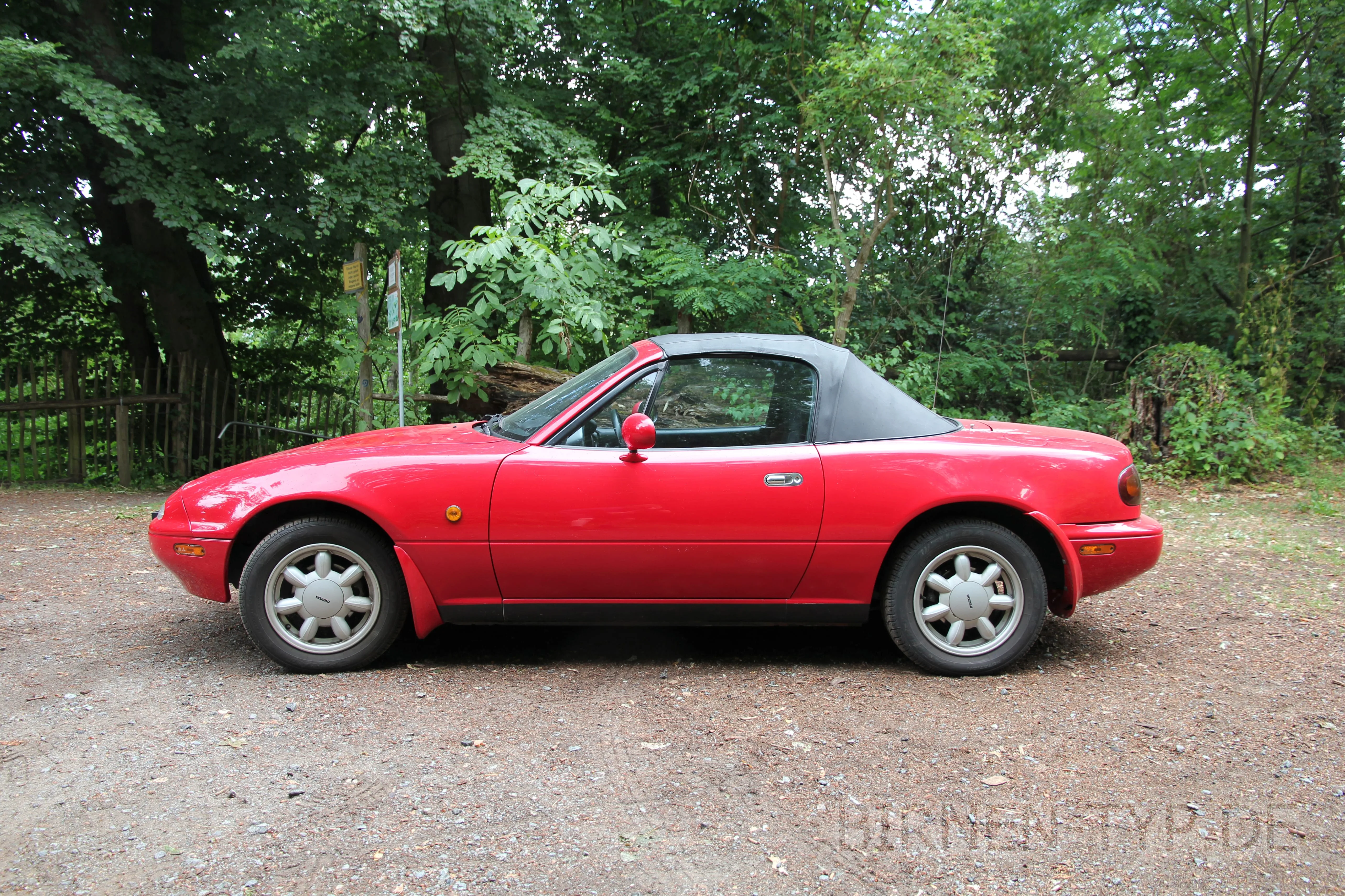 Seitenansicht (Beifahrerseite) des Mazda MX-5 / Miata als Roadster