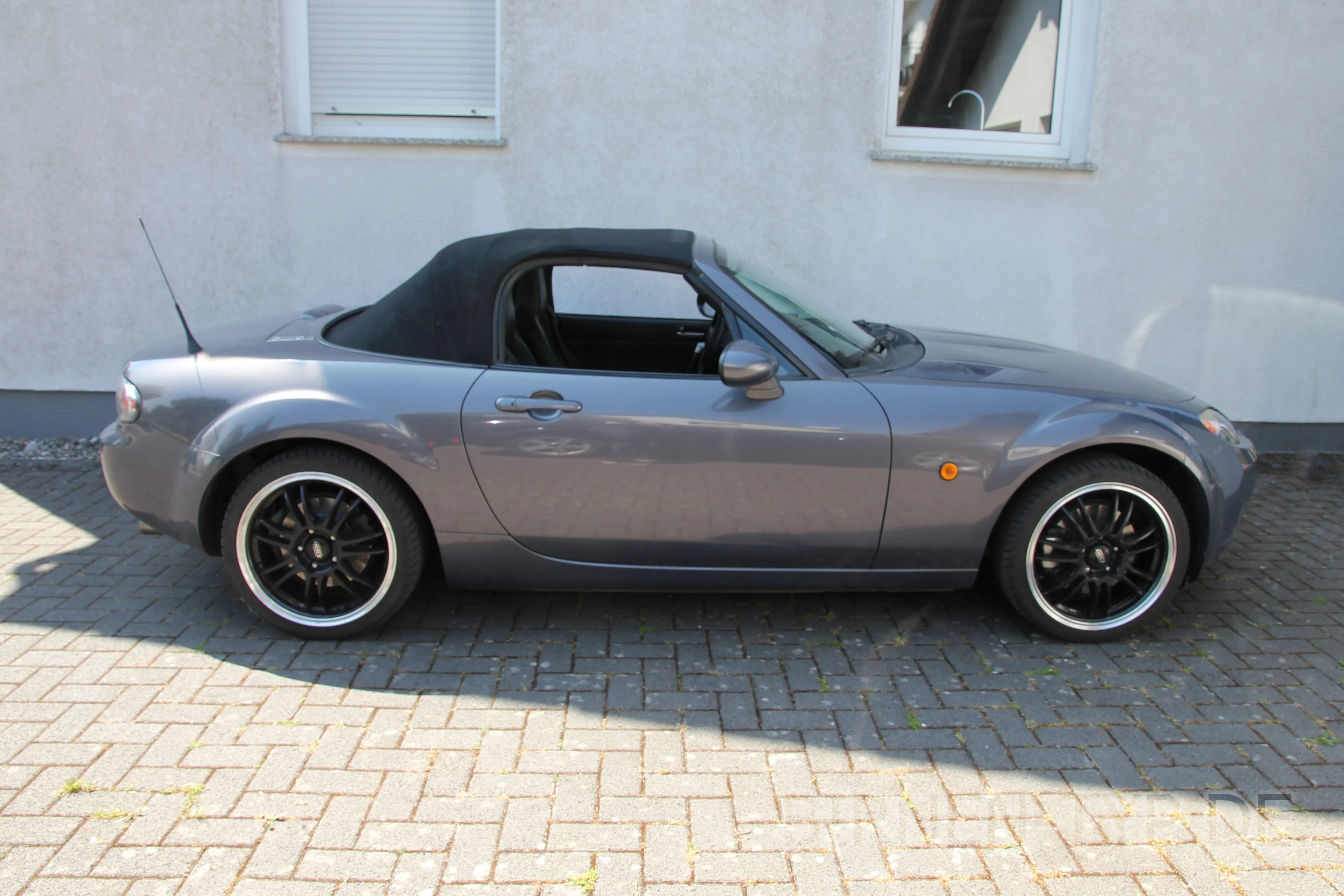 Seitenansicht (Beifahrerseite) des Mazda MX-5 / Miata als Roadster