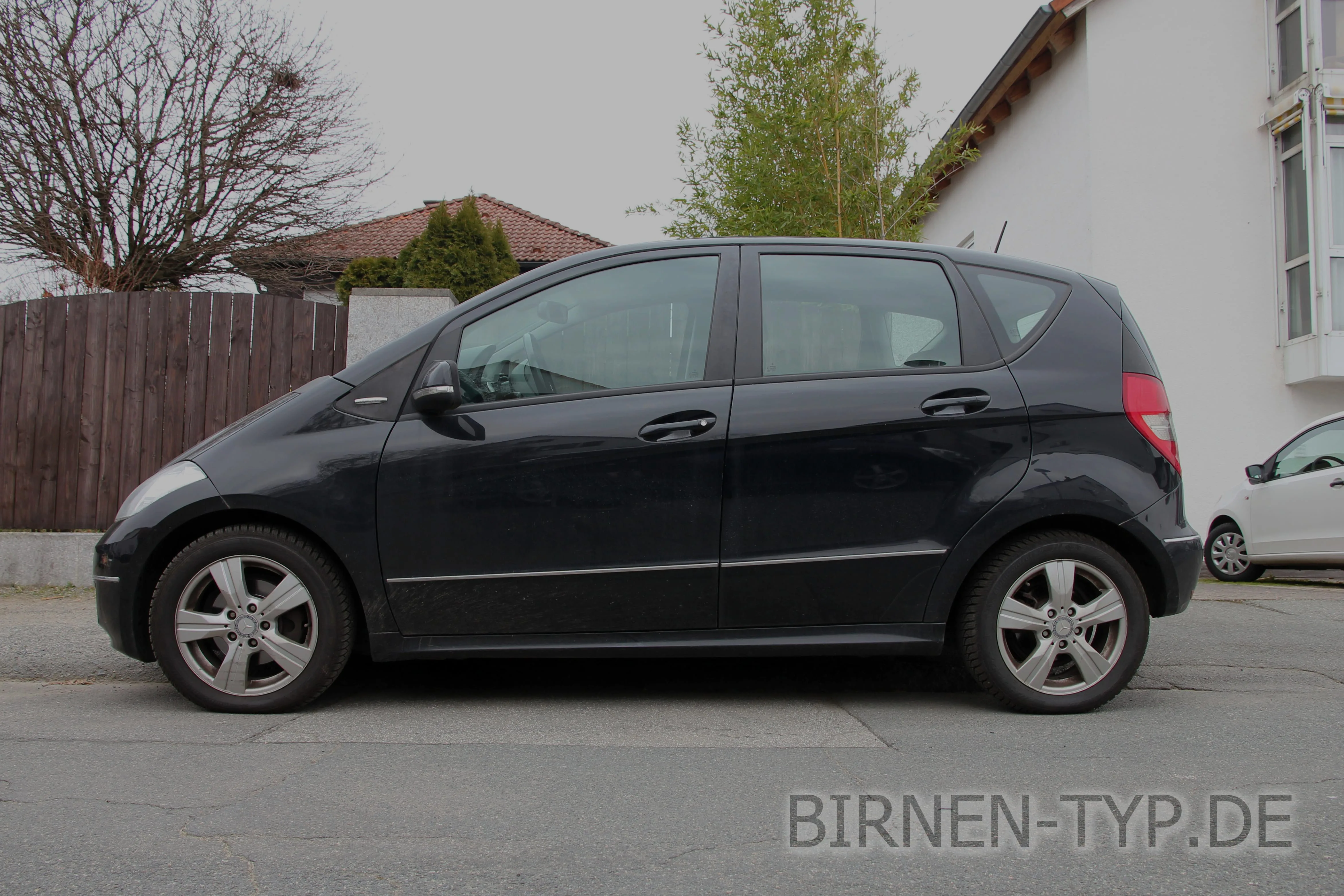 Seitenansicht (Fahrerseite) der Mercedes Benz A-Klasse als 5-Türer Steilheck (W169)