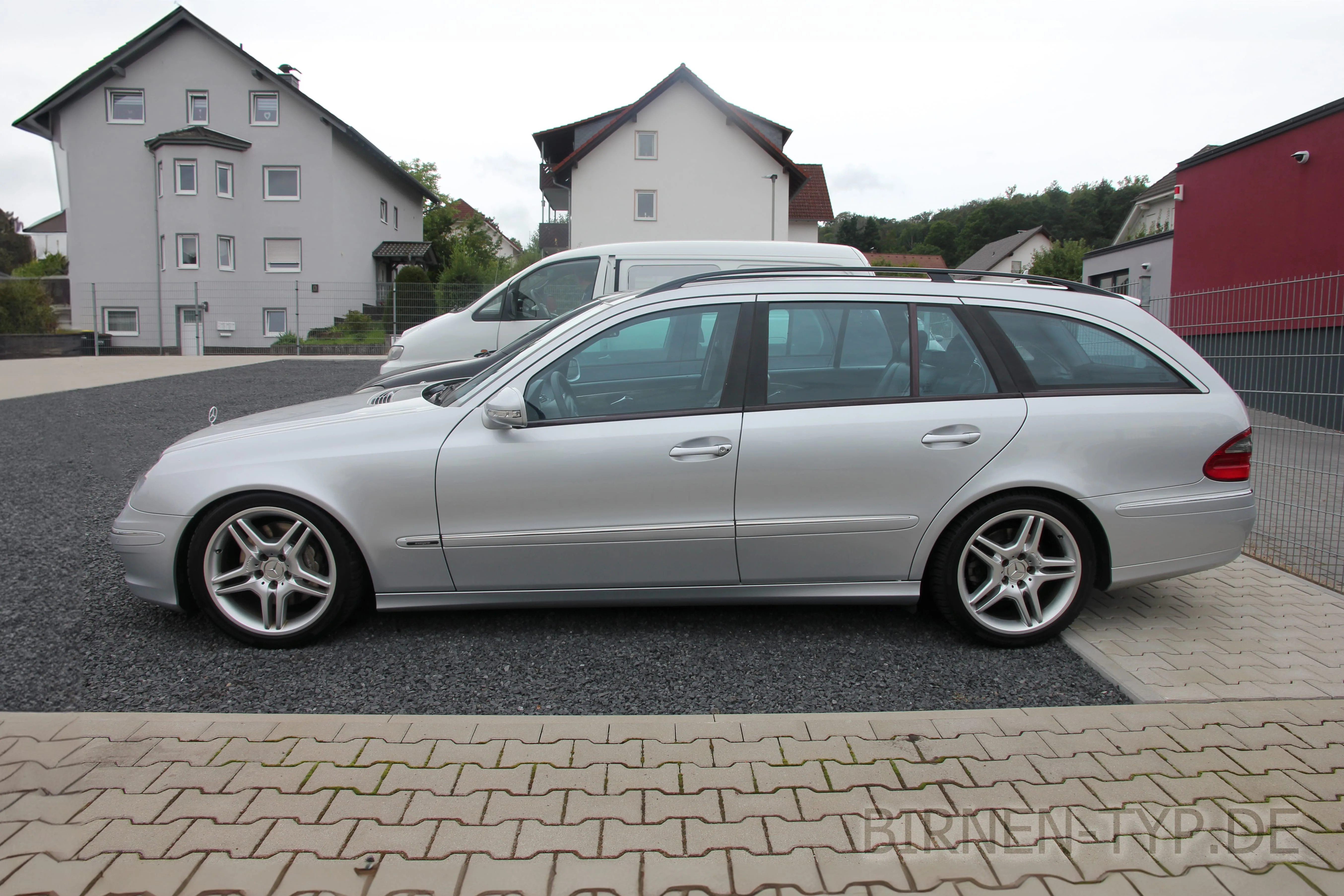 Seitenansicht (Fahrerseite) des Mercedes-Benz E-Klasse als T-Modell Kombi (S211)
