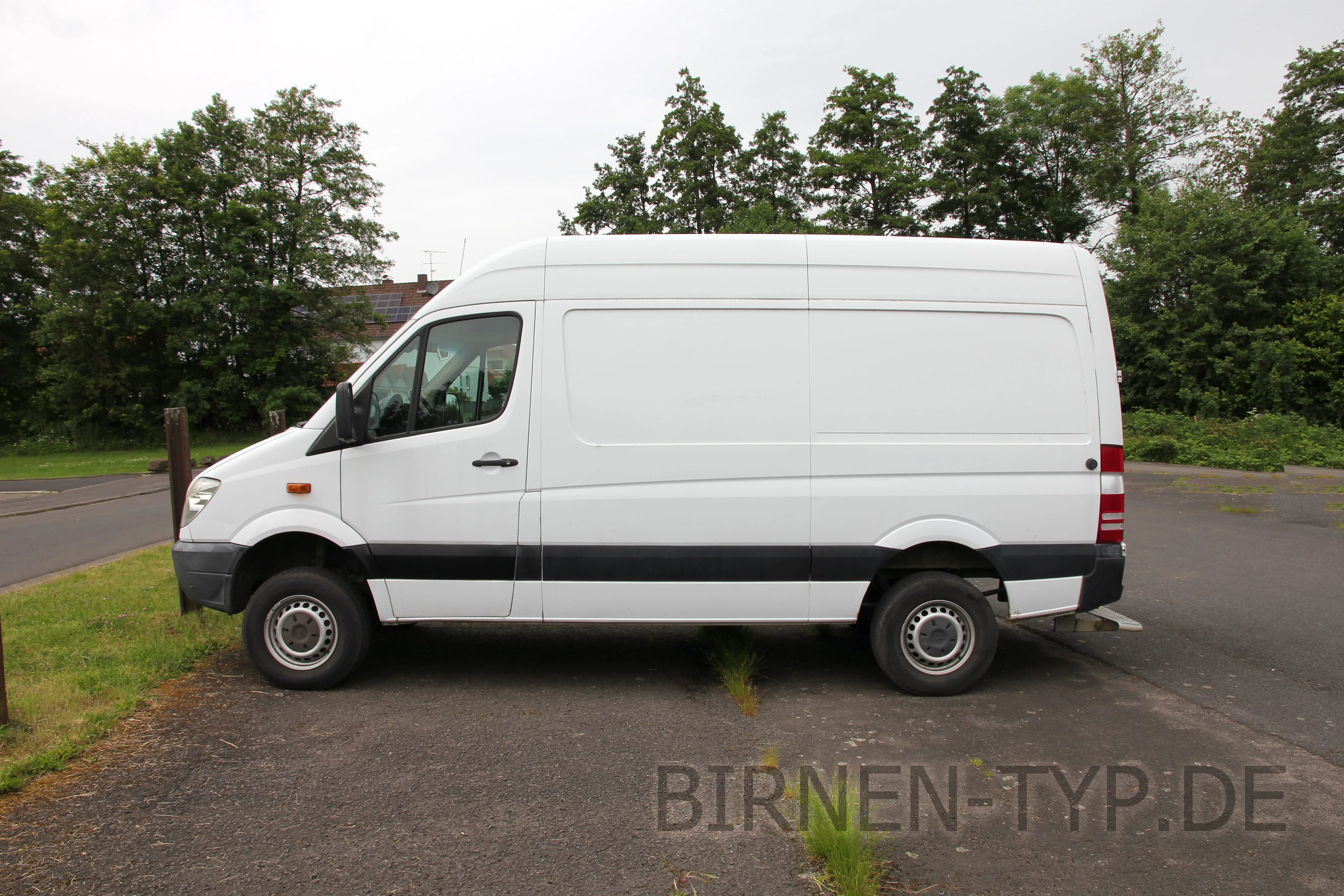 Seitenansicht (Fahrerseite) des Mercedes-Benz Sprinter 2. Gen als Van / Bus / Kastenwagen