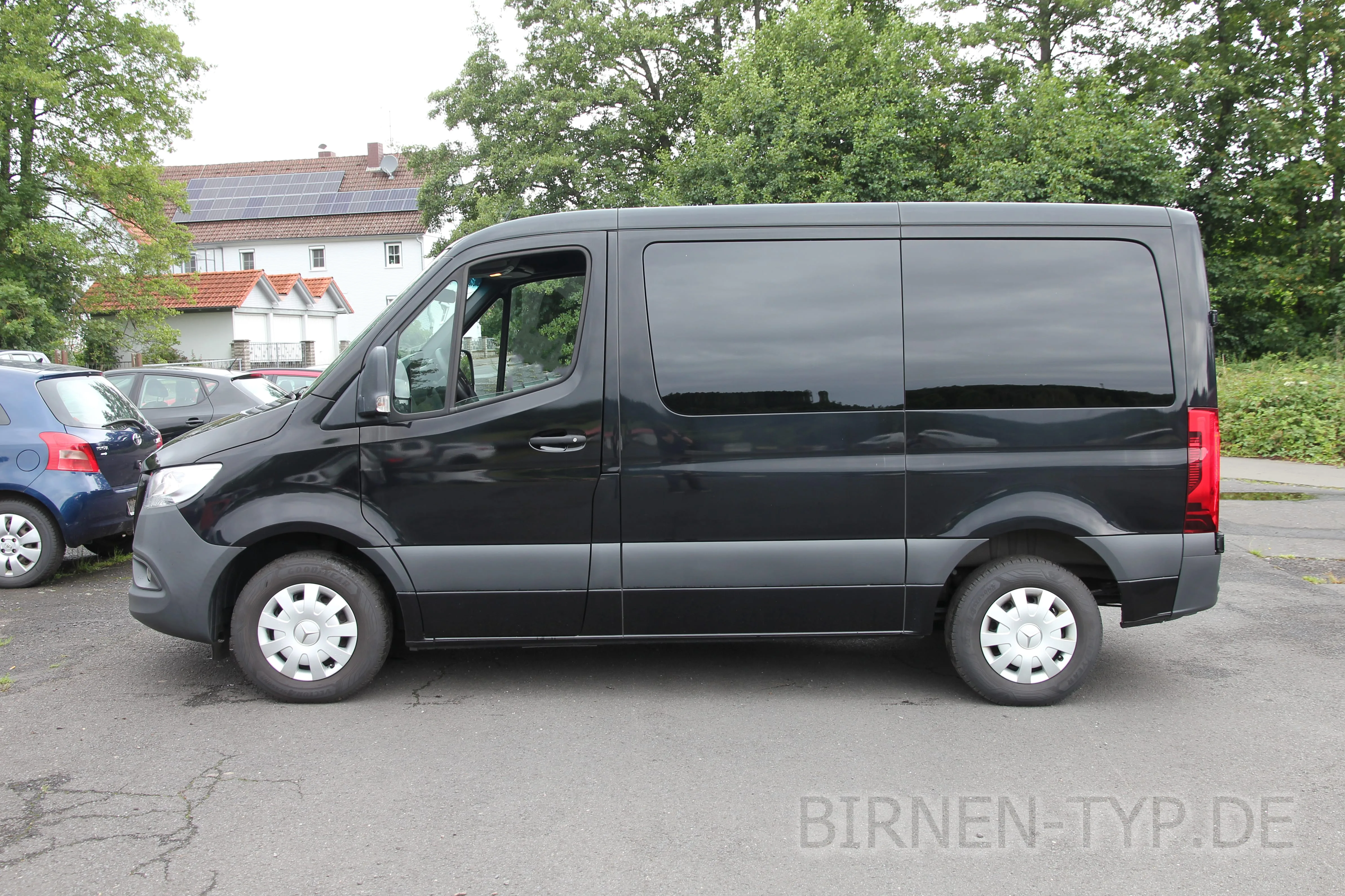 Seitenansicht (Fahrerseite) des Mercedes-Benz Sprinter als Tourer / Kleinbus Personenbeförderung (BR 907)