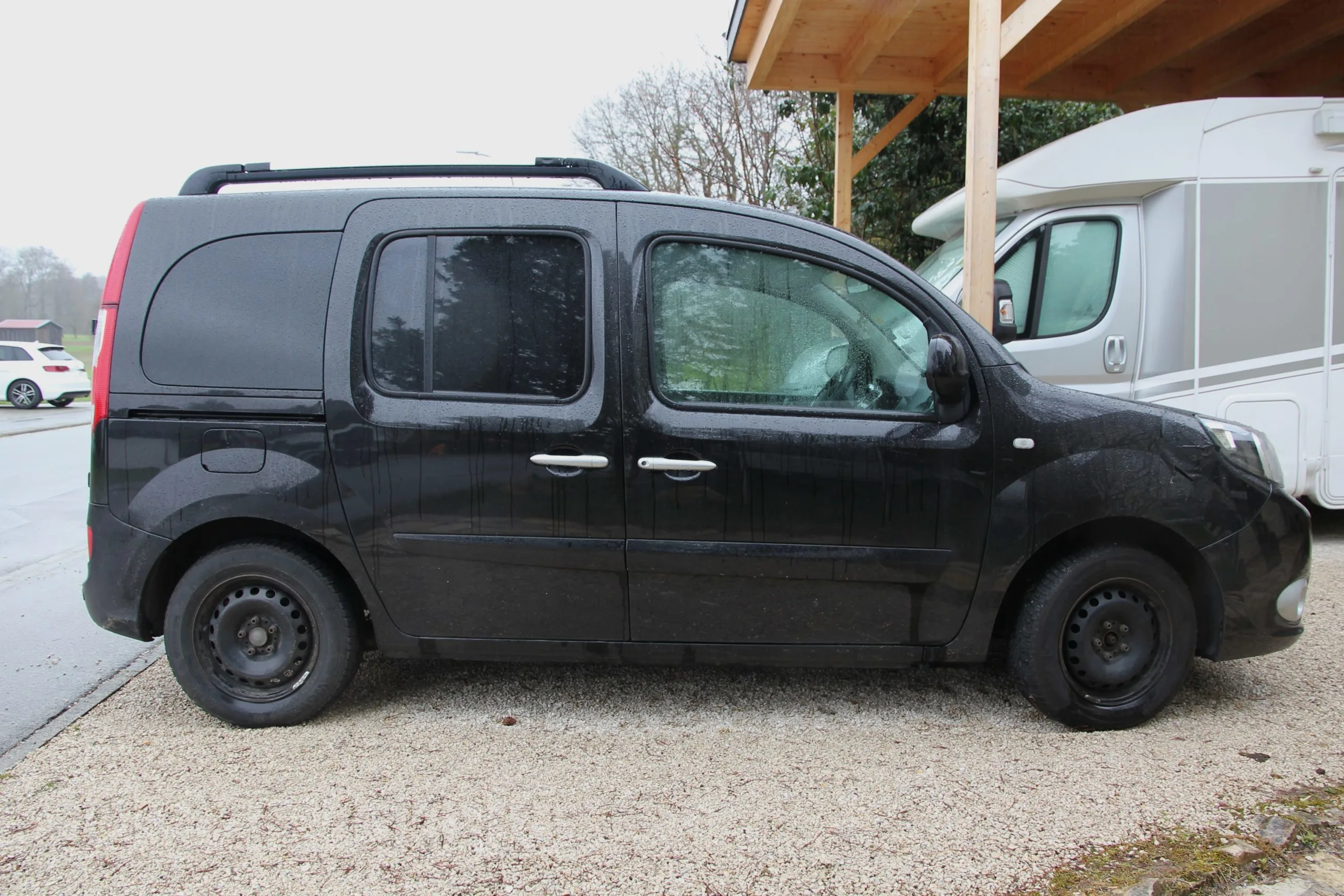 Seitenansicht (Beifahrerseite) des Nissan NV250 als Kombi (5-Sitzer)