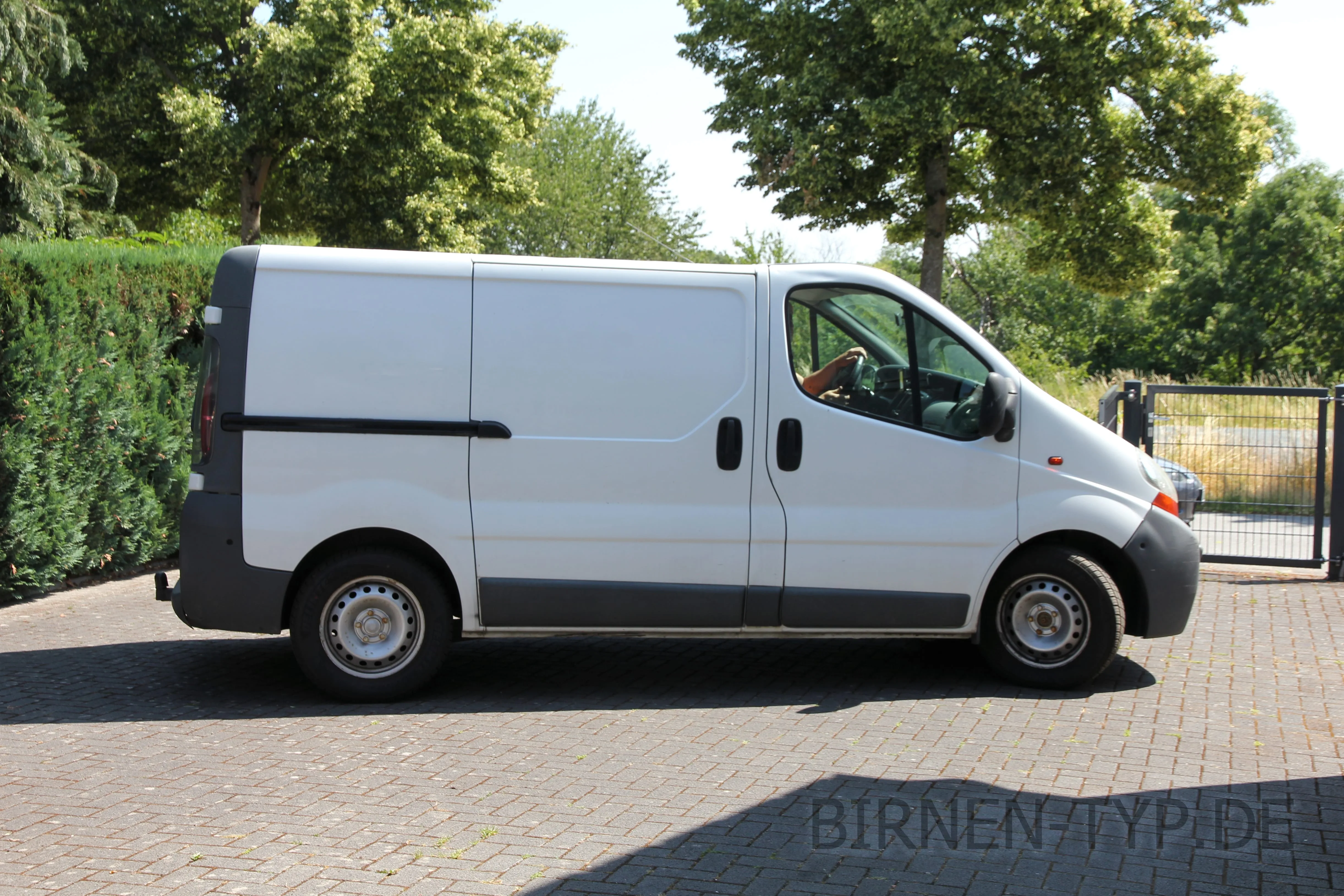 Seitenansicht (Beifahrerseite) des Nissan Primastar 1 als Transporter, Van