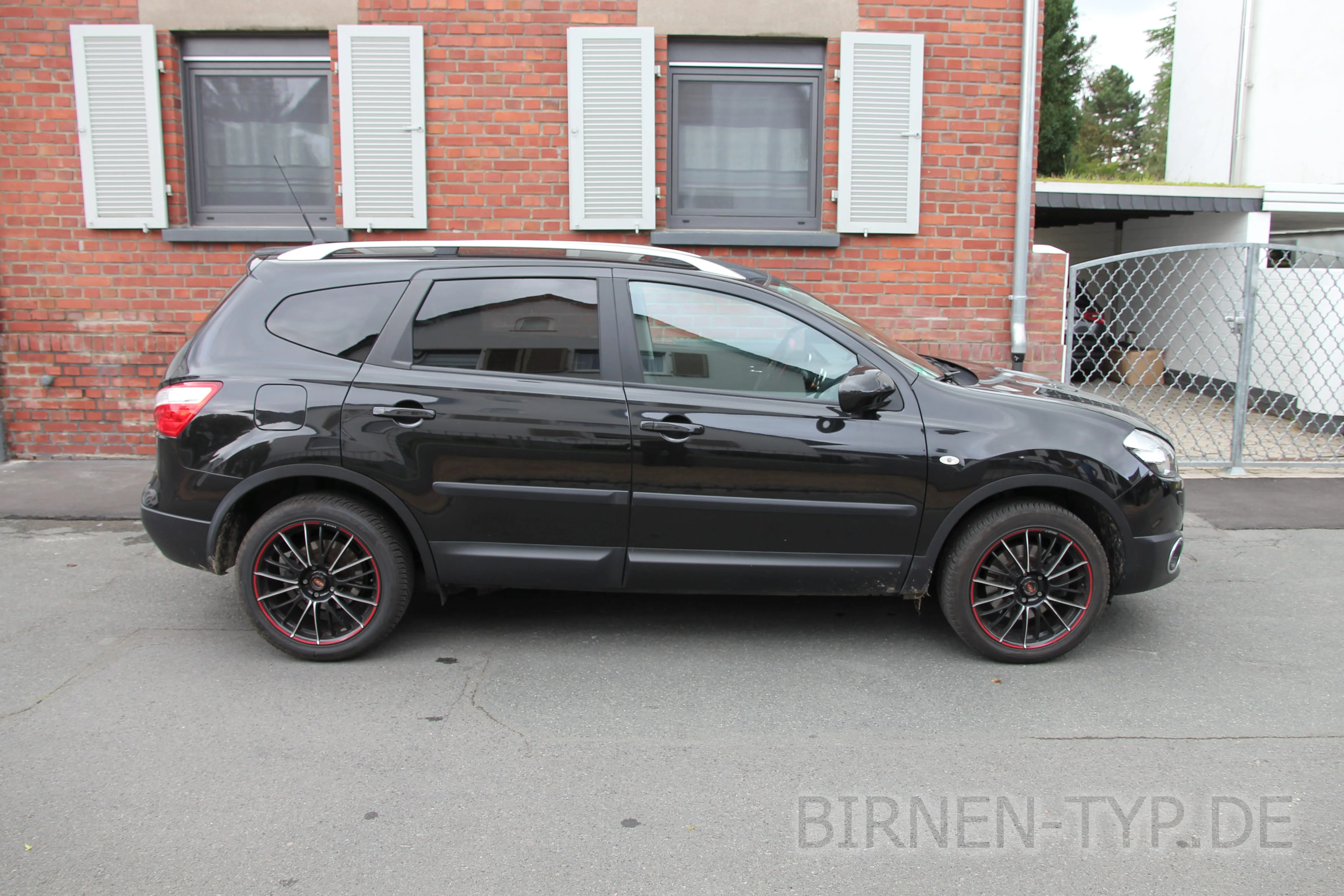 Seitenansicht (Beifahrerseite) des Nissan Qashqai (+2) als SUV