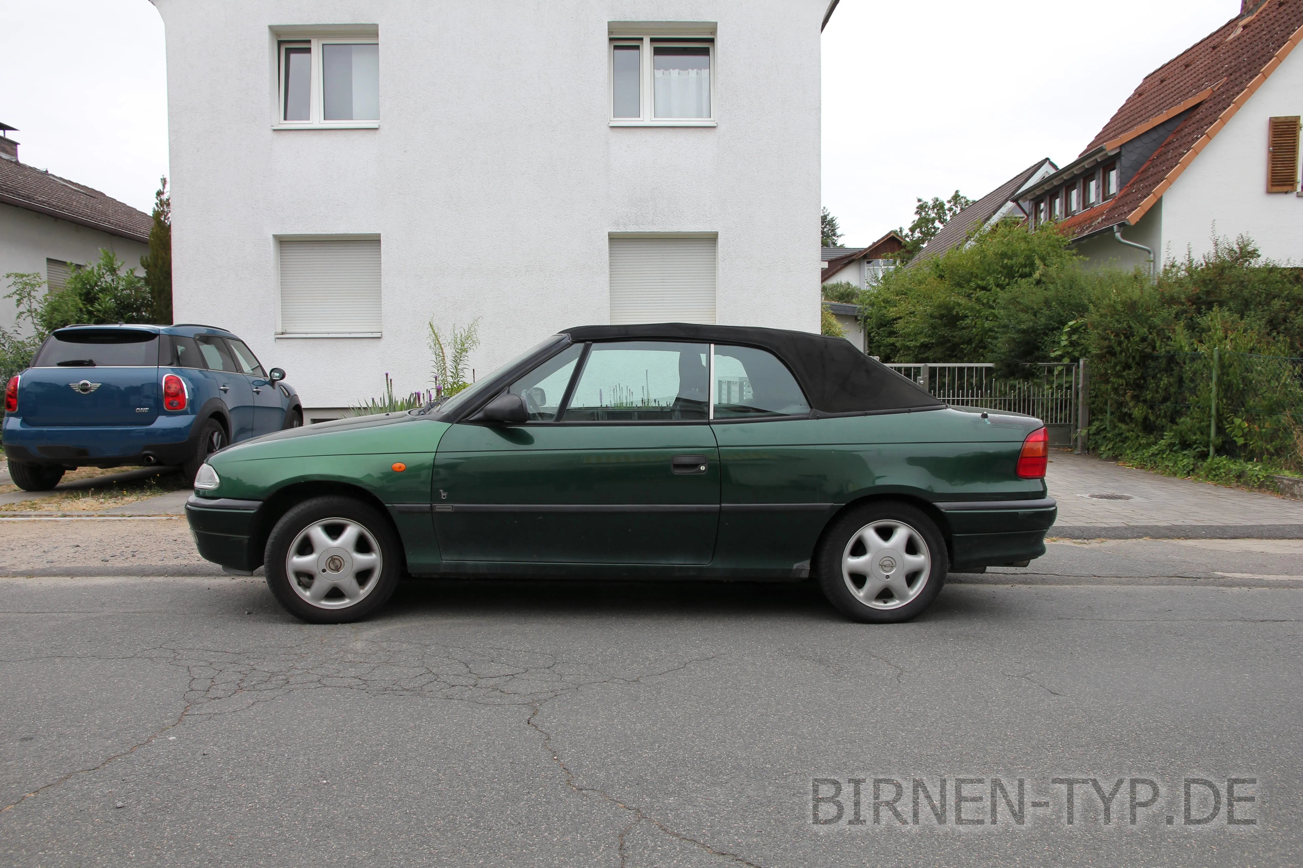 Seitenansicht (Fahrerseite) des Opel Astra als Cabriolet (Bertone)