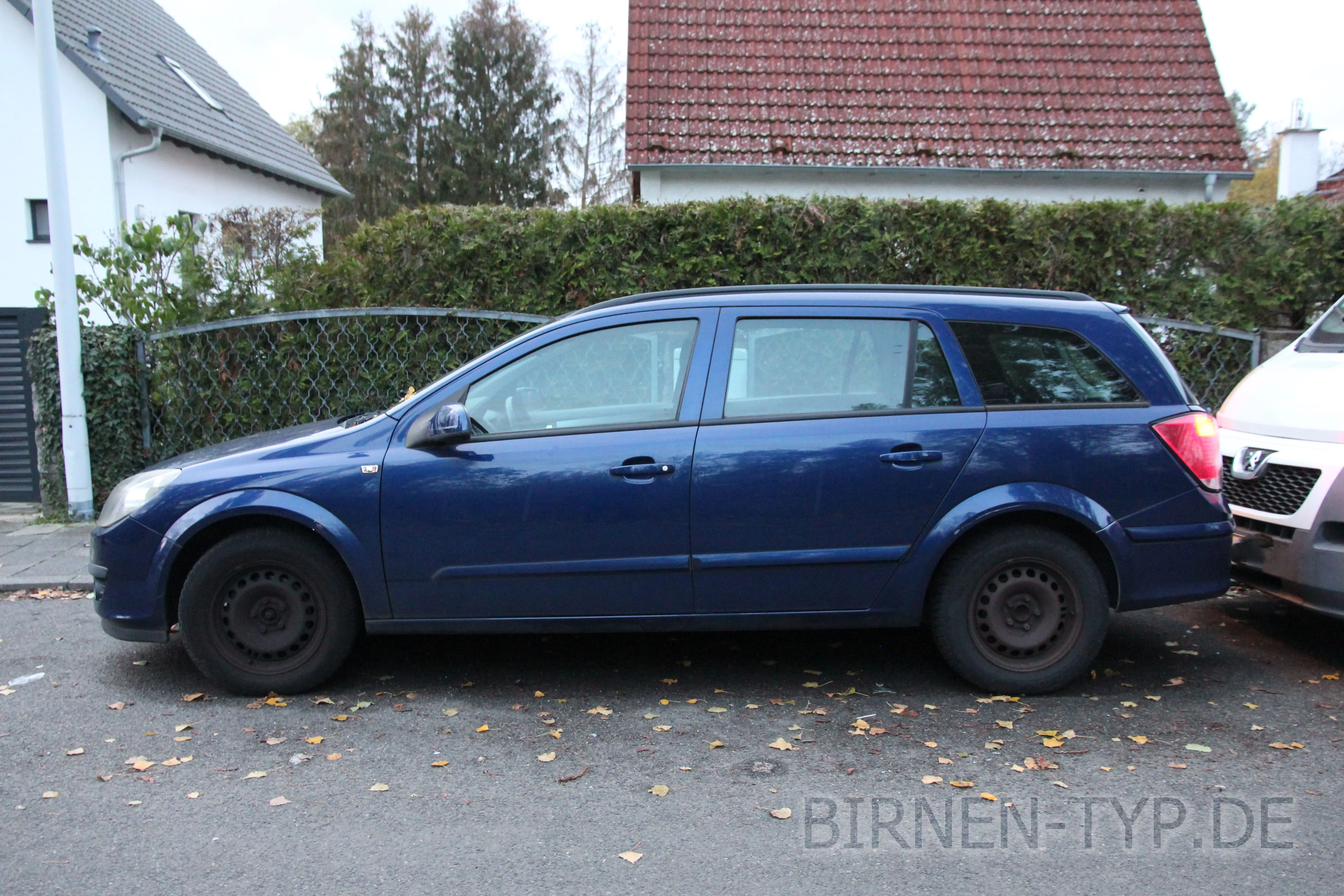 Seitenansicht (Fahrerseite) des Opel Astra als Caravan (Kombi)