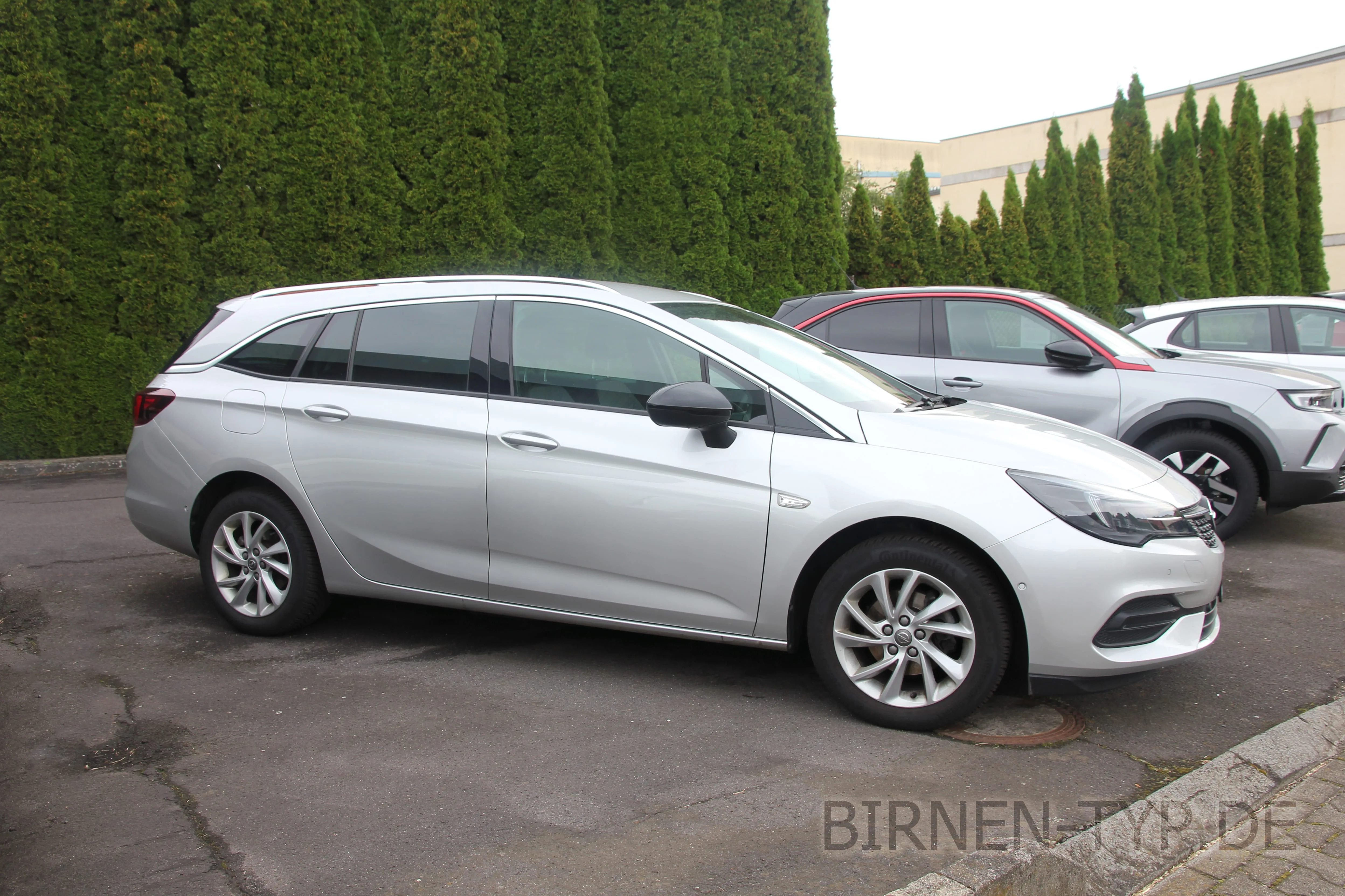 Seitenansicht (Beifahrerseite) des Opel Astra als Sports Tourer (Kombi)