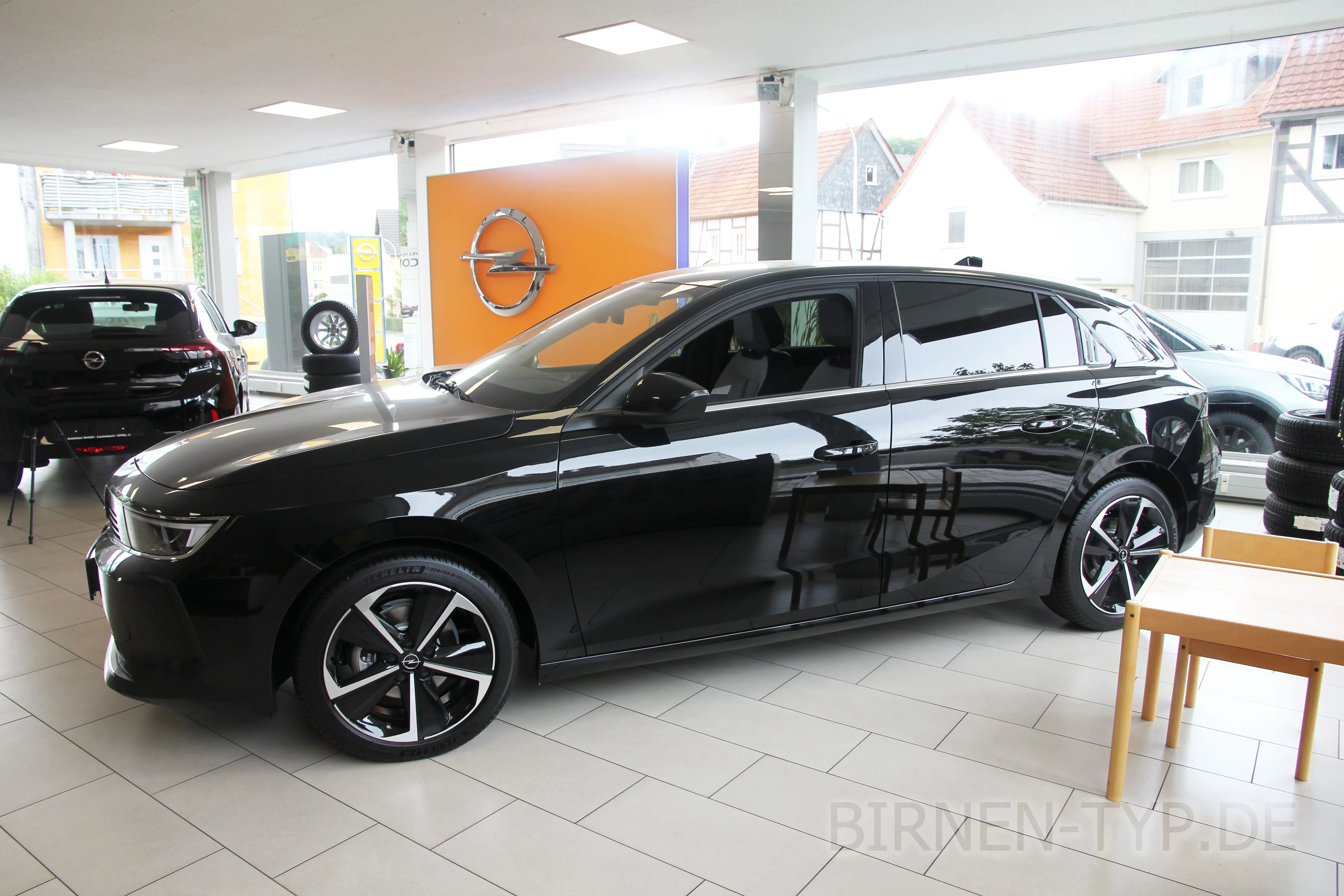 Seitenansicht (Fahrerseite) des Opel Astra als 5-Türer (Schrägheck)
