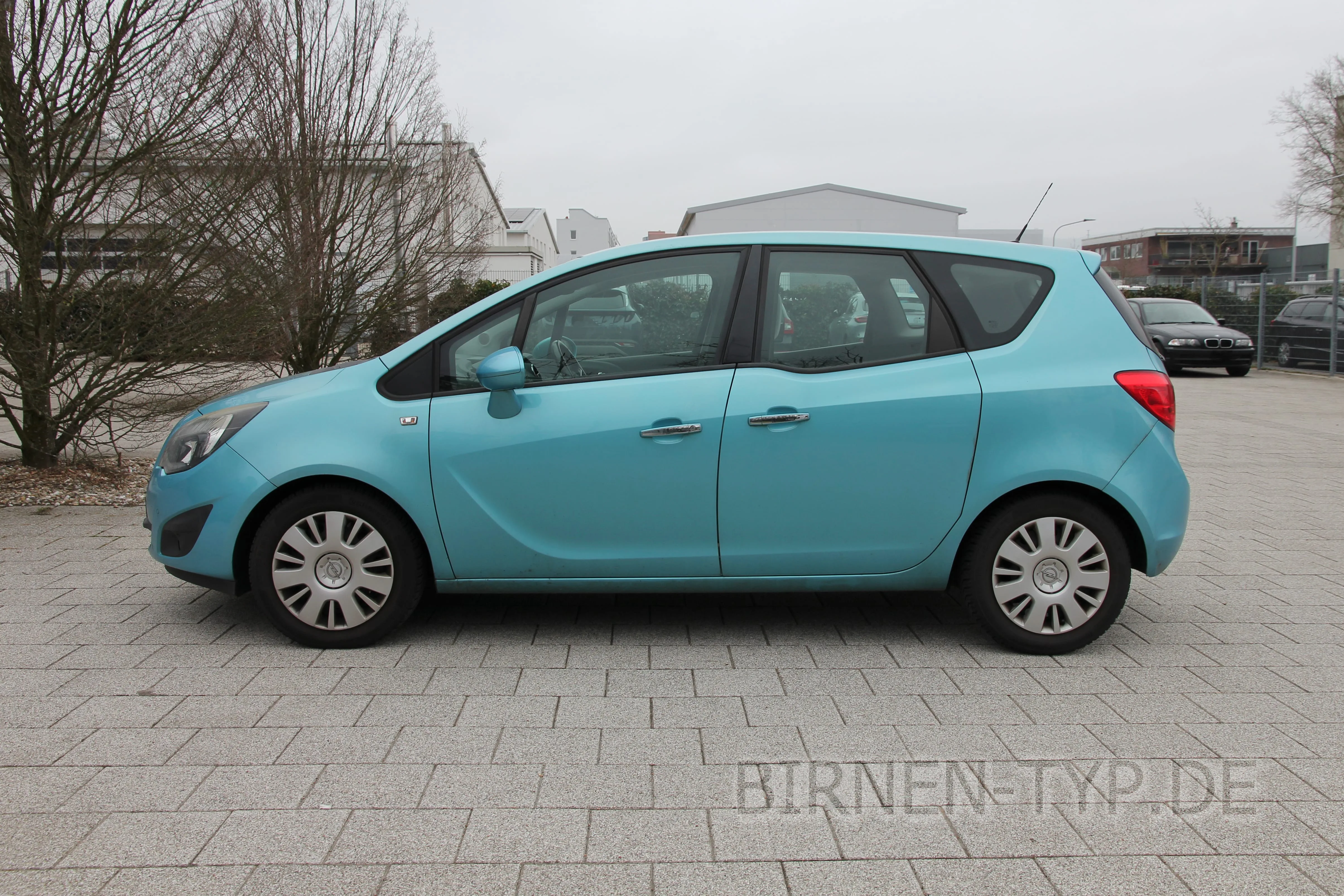 Seitenansicht (Fahrerseite) des Opel Meriva als Minivan (5-türig mit gegenläufig öffnenden FlexDoors)