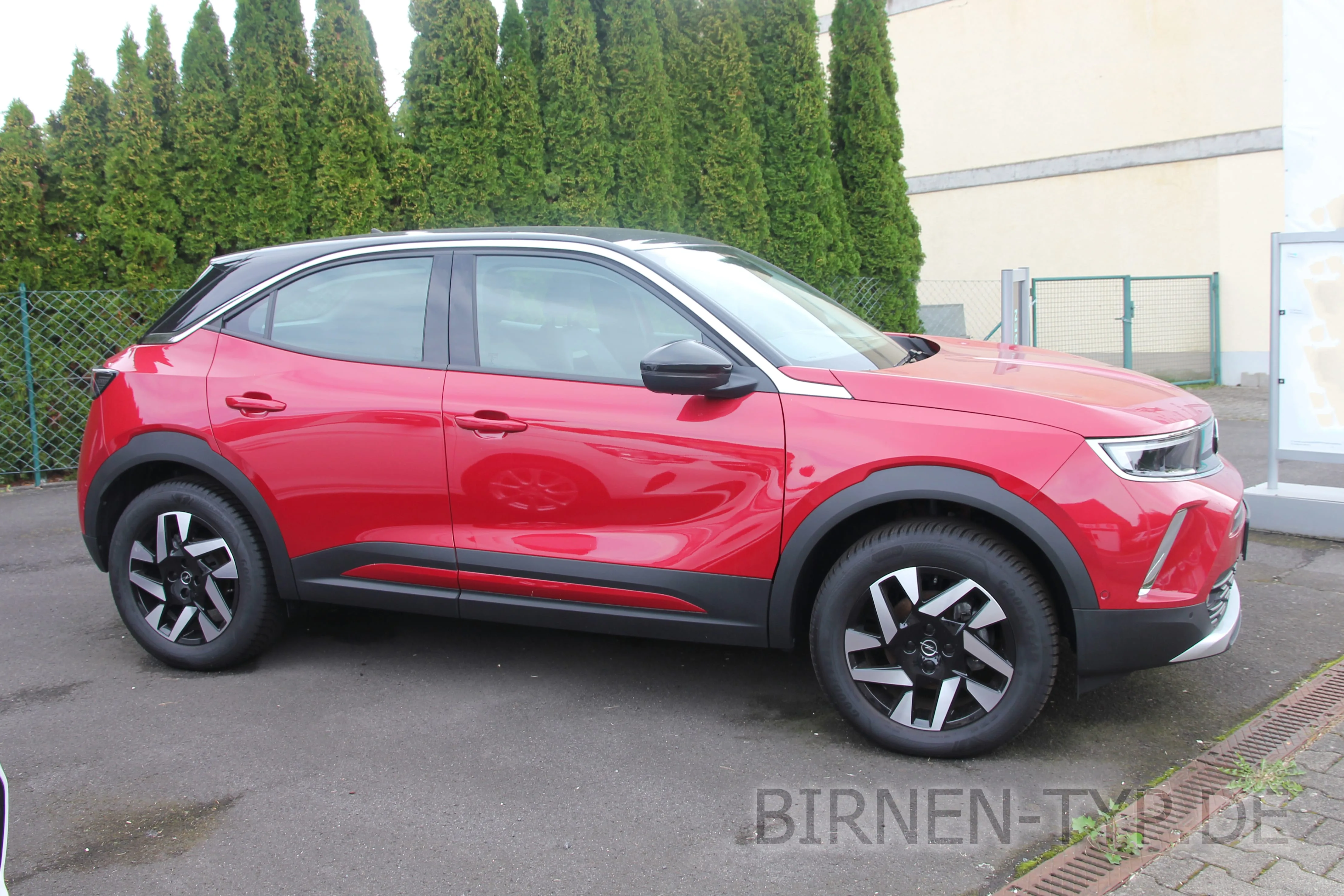Seitenansicht (Beifahrerseite) des Opel Mokka (X) als Mokka SUV (5-Türer)