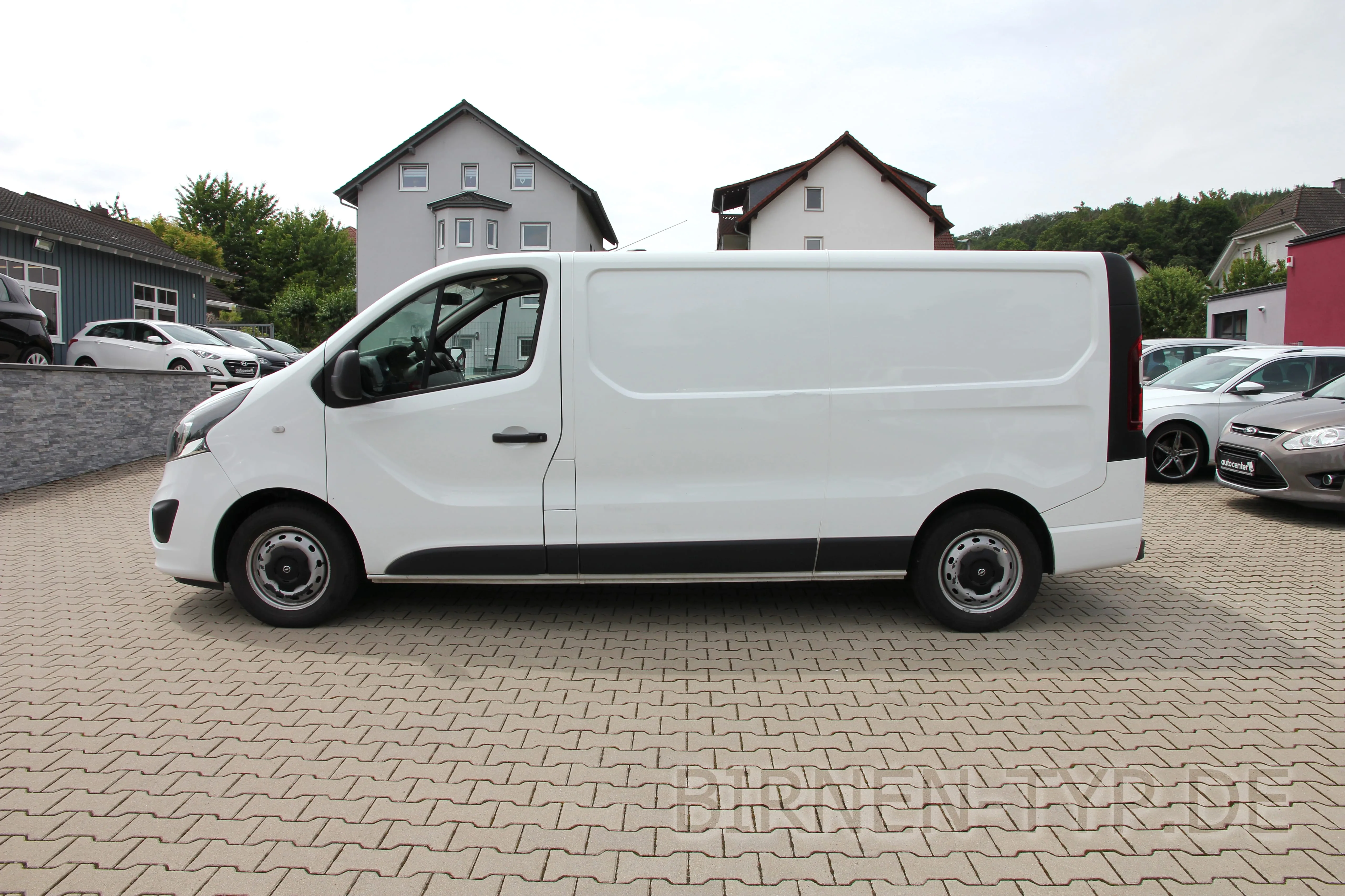 Seitenansicht (Fahrerseite) des Opel Vivaro als Kastenwagen (L1 / L2, H1 / H2)