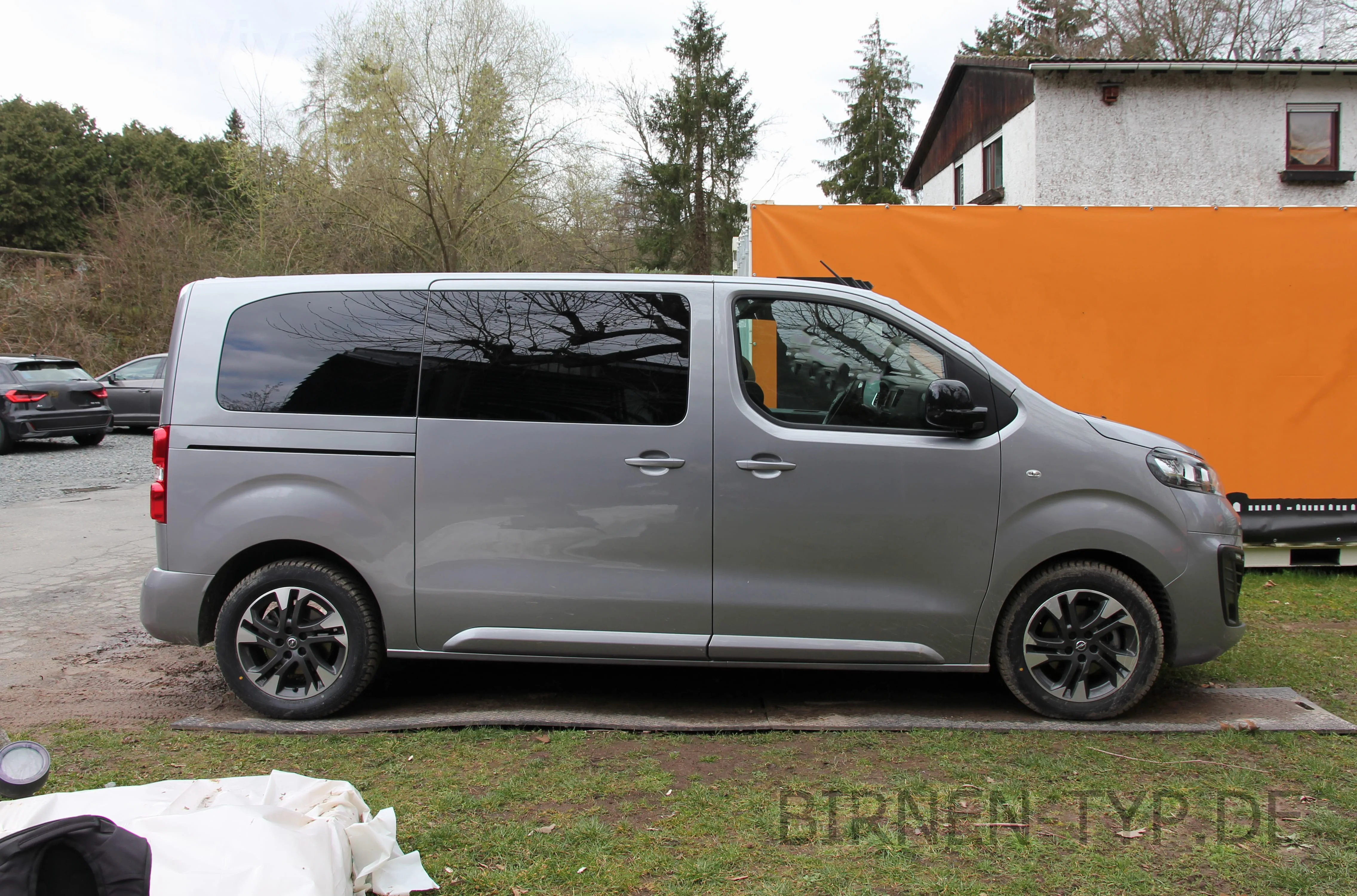 Seitenansicht (Beifahrerseite) des Opel Vivaro C als Transporter, Van