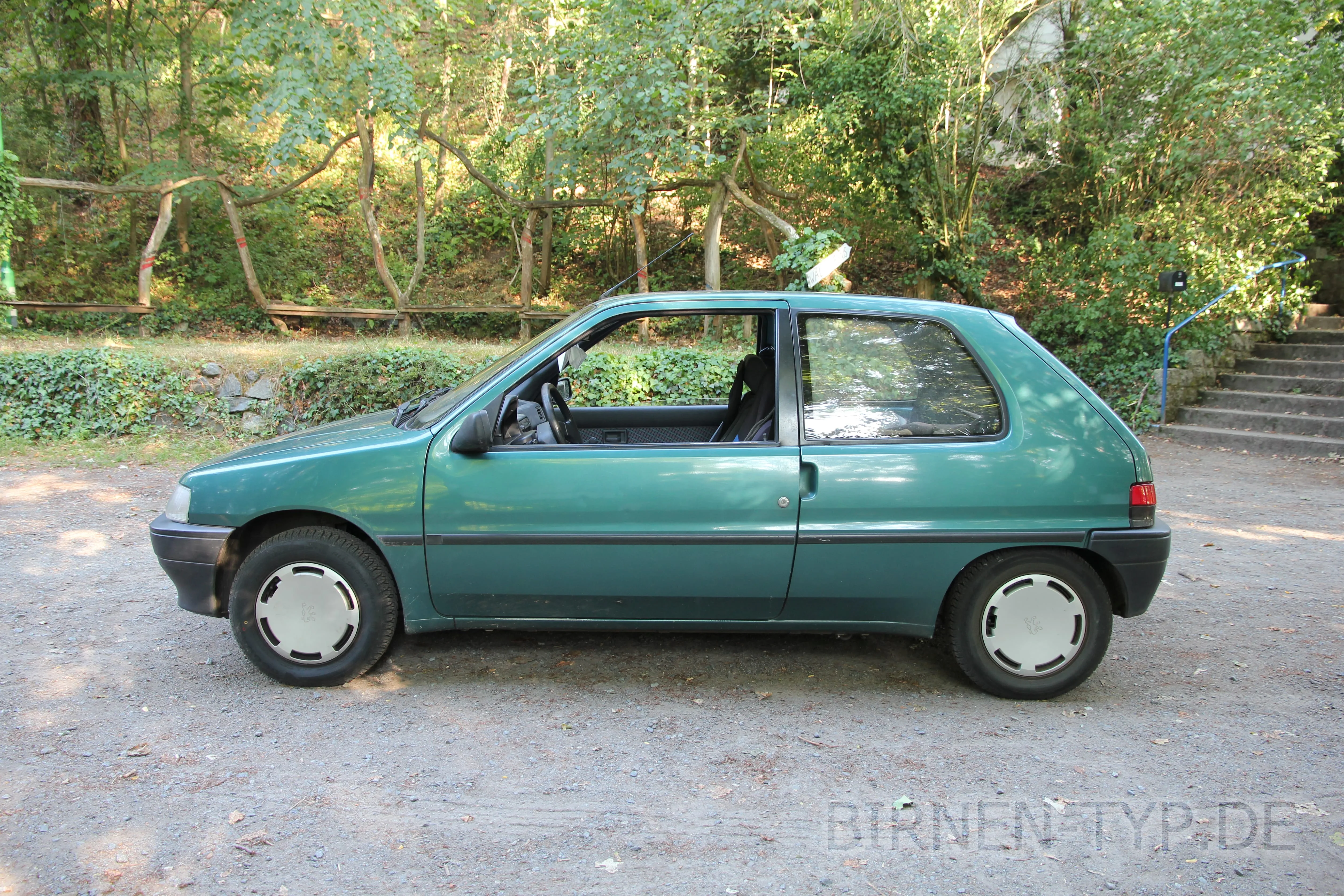 Seitenansicht (Fahrerseite) des Peugeot 106 als 3-, 5-Türer
