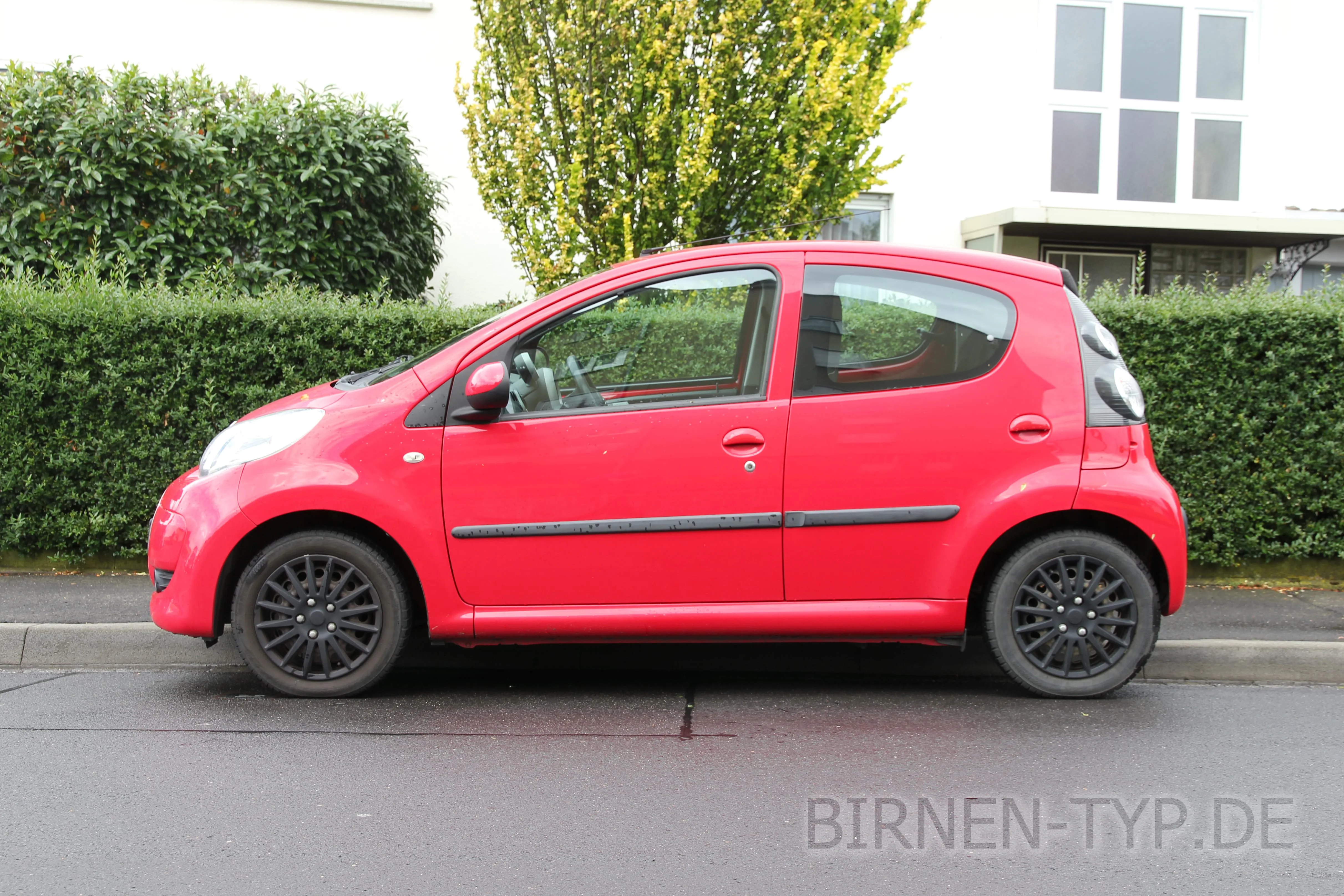 Seitenansicht (Fahrerseite) des Peugeot 107 als 3-, 5-Türer