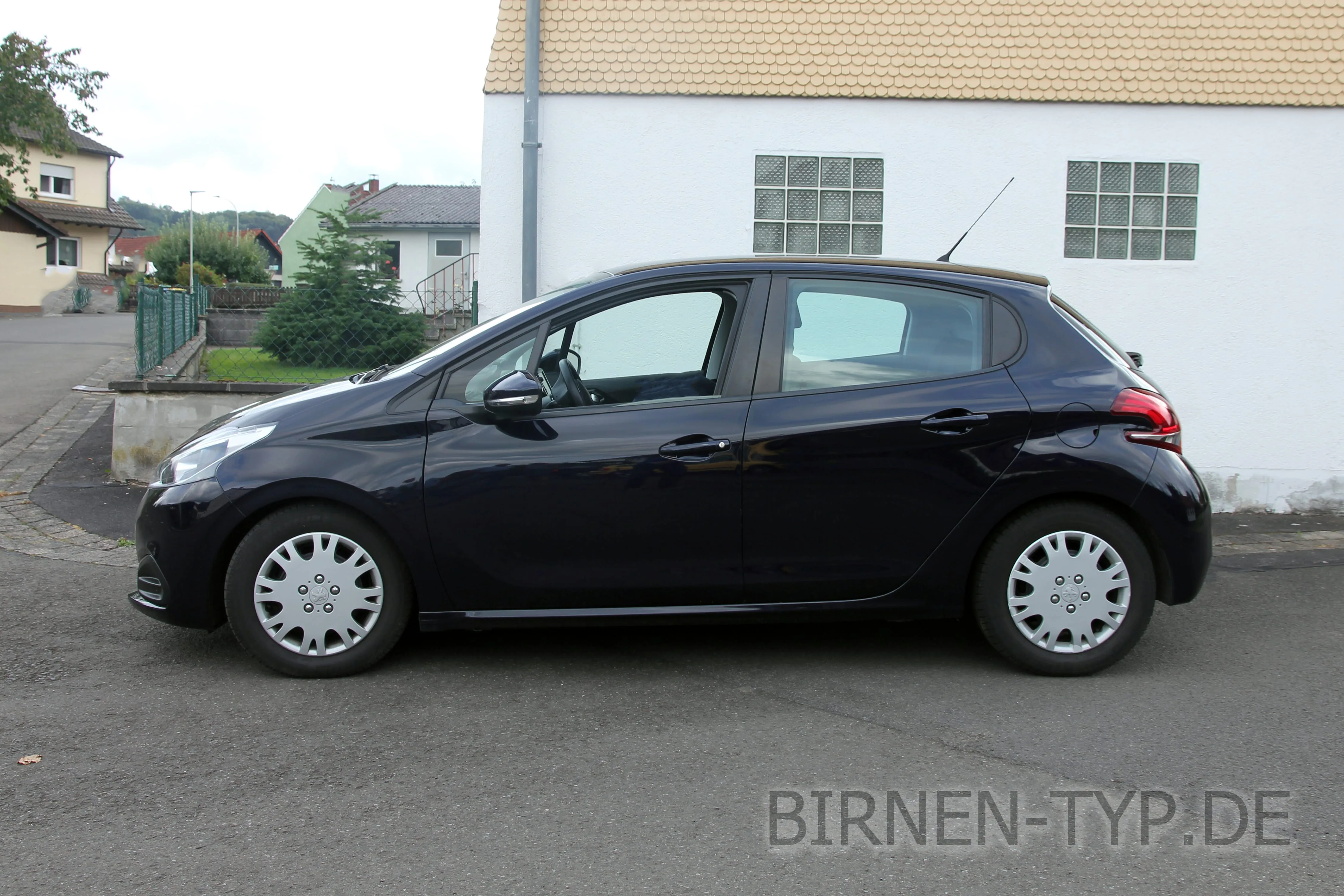 Seitenansicht (Fahrerseite) des Peugeot 208 als 3-, 5-Türer