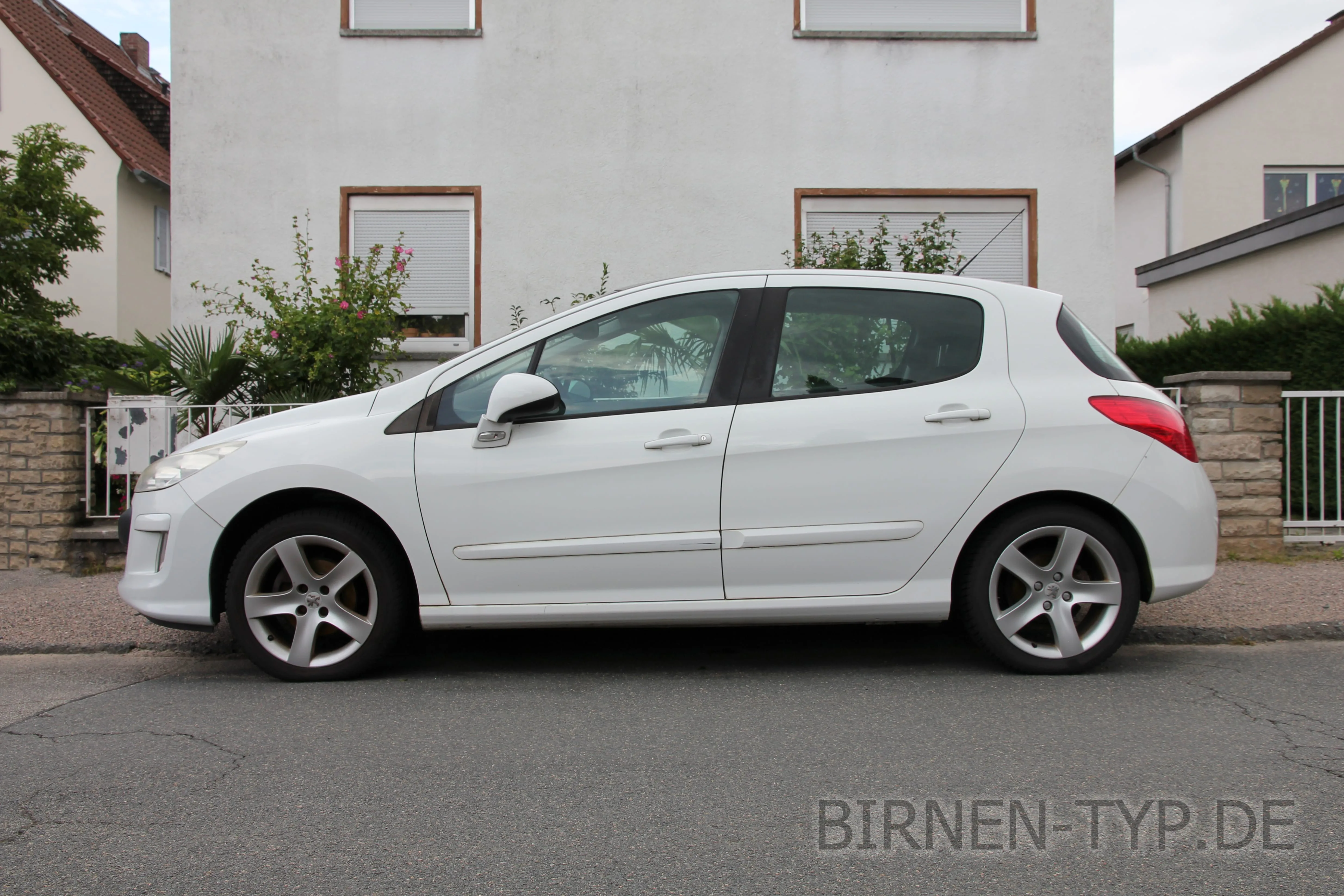 Seitenansicht (Fahrerseite) des Peugeot 308 als 3-, 5-Türer