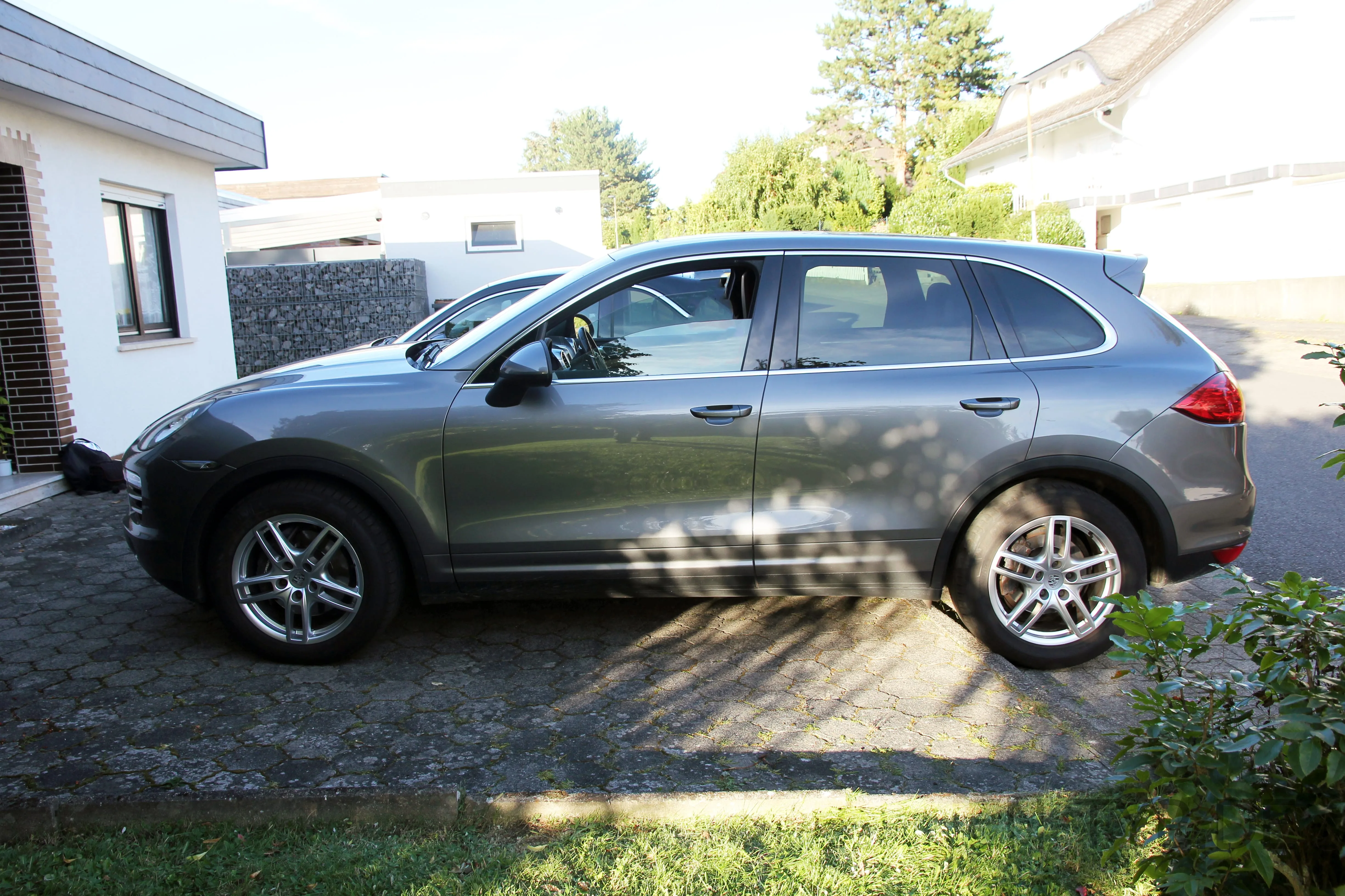 Seitenansicht (Fahrerseite) des Porsche Cayenne als SUV