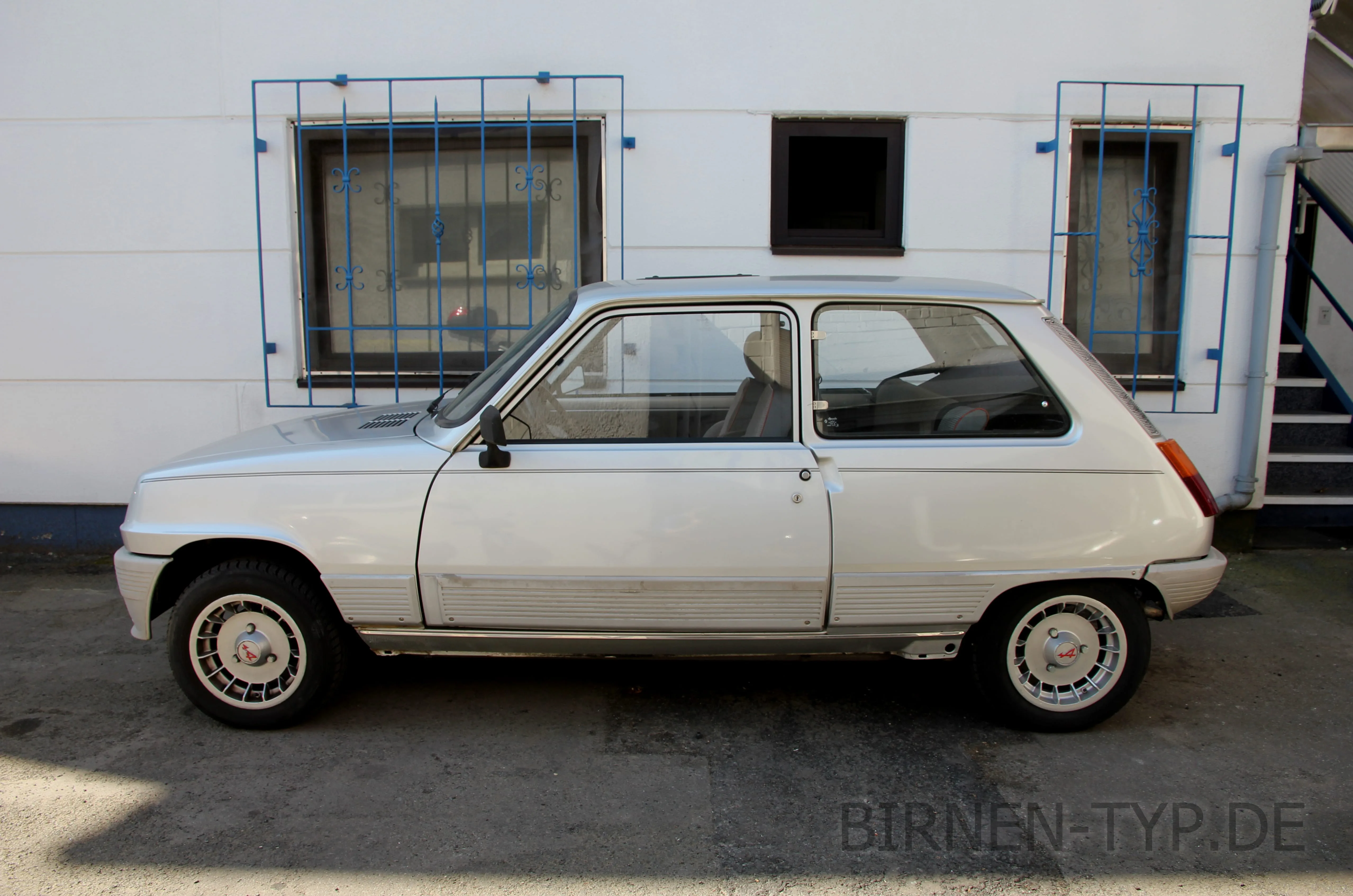 Seitenansicht (Fahrerseite) des Renault 5 als 3-, 5-Türer