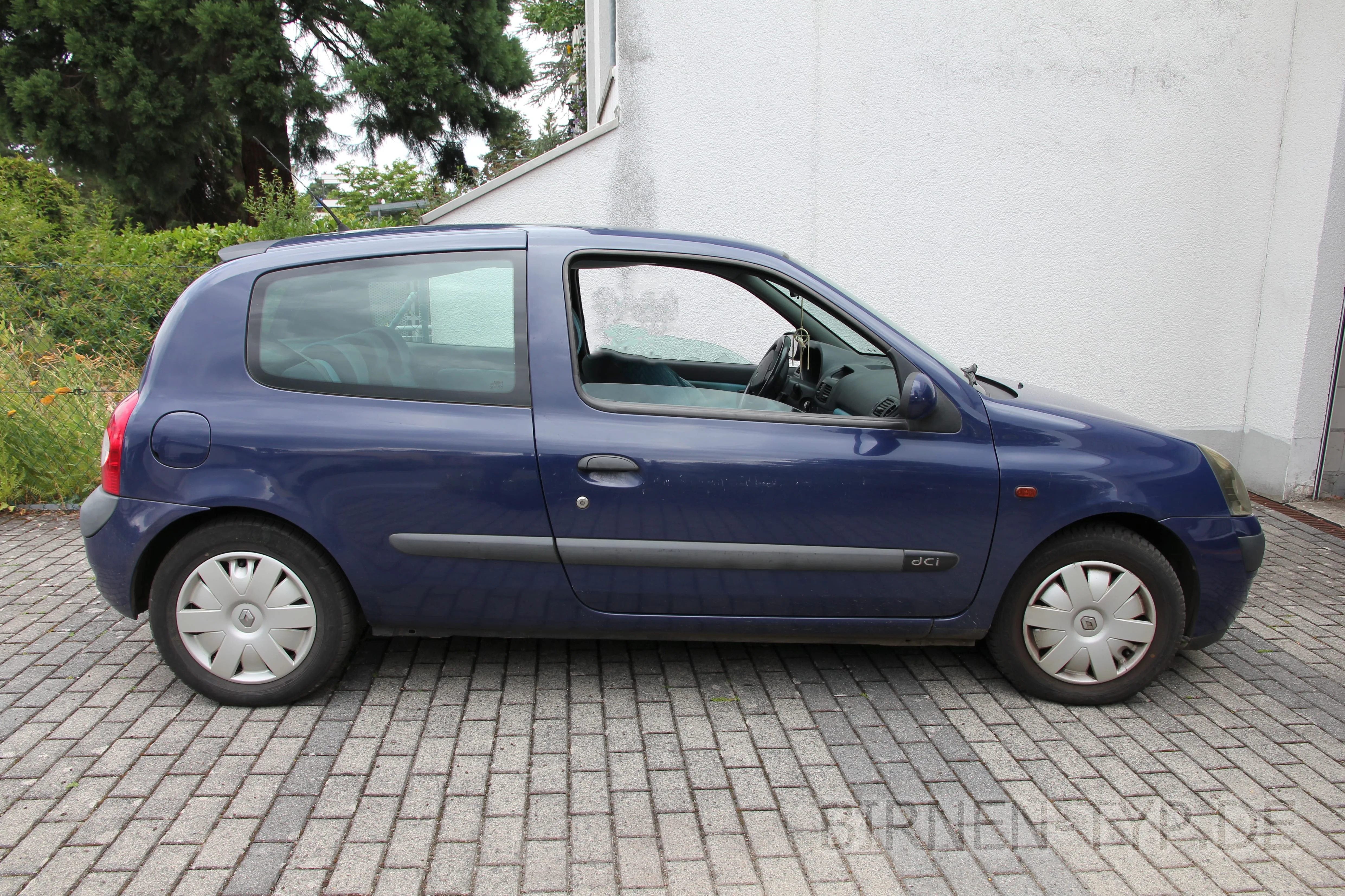 Seitenansicht (Beifahrerseite) des Renault Clio 2 als 3-, 5-Türer