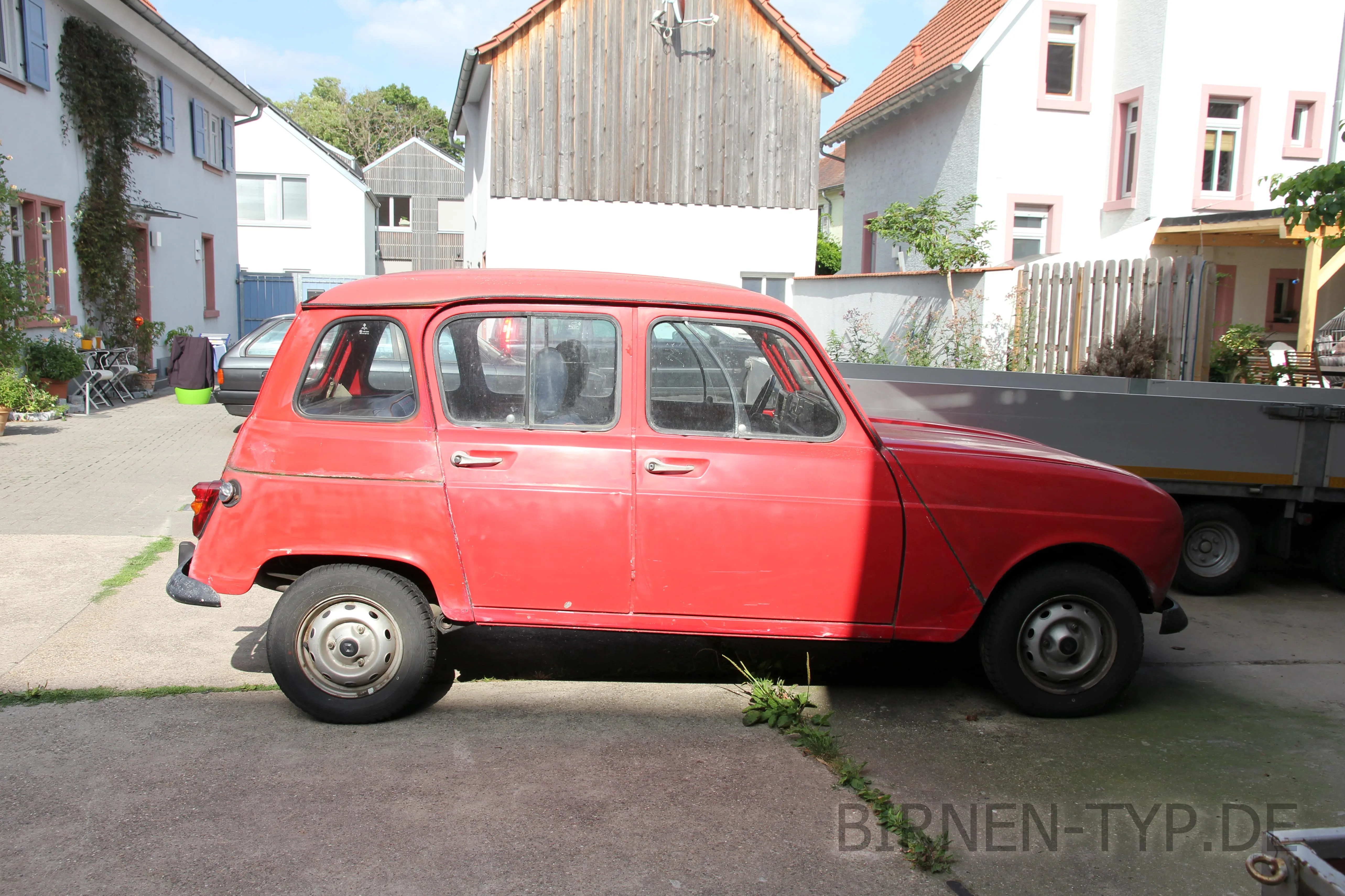 Seitenansicht (Beifahrerseite) des Renault R4 als 5-Türer