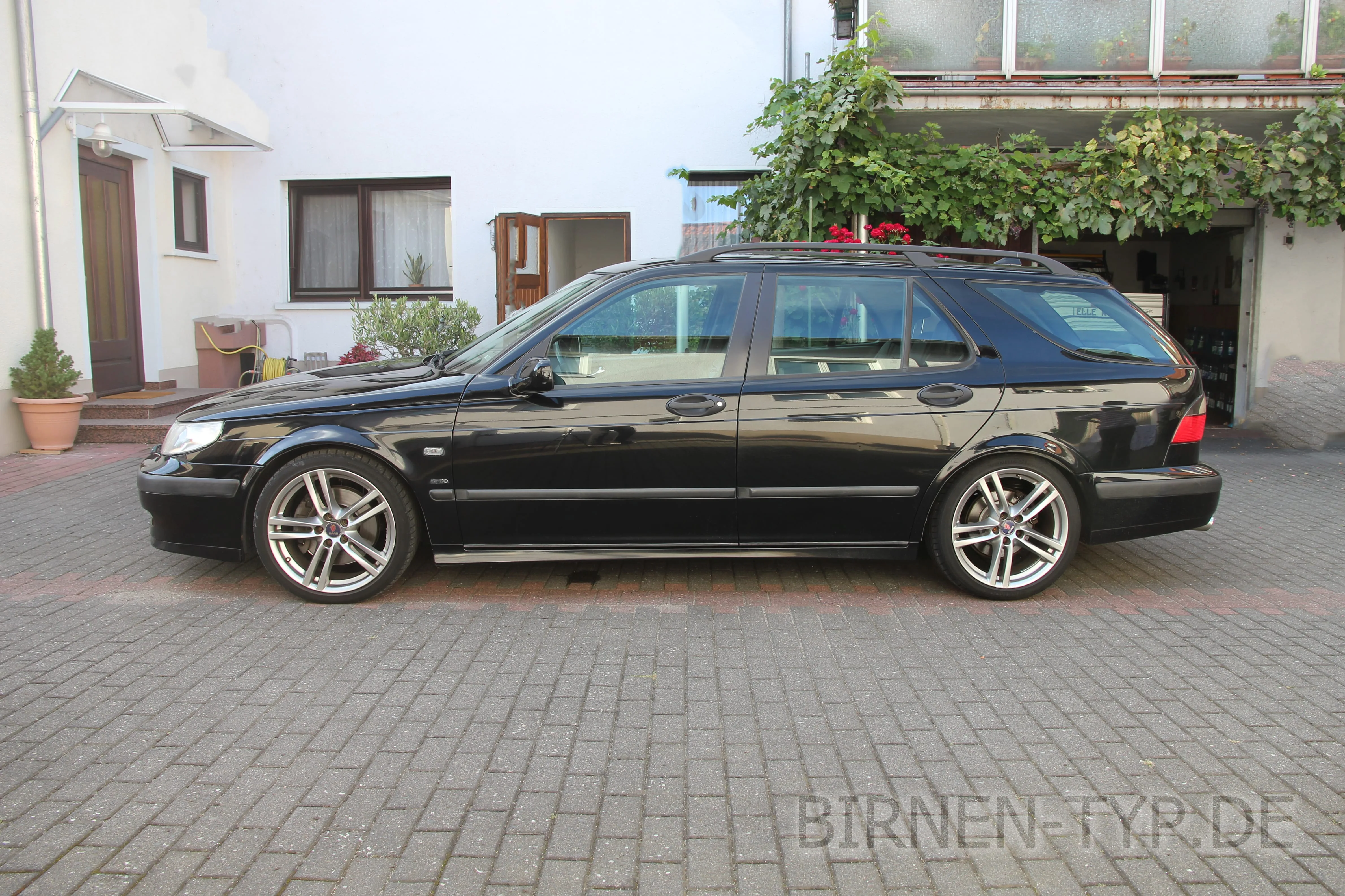 Seitenansicht (Fahrerseite) des Saab 9-5 als SportCombi / Kombi