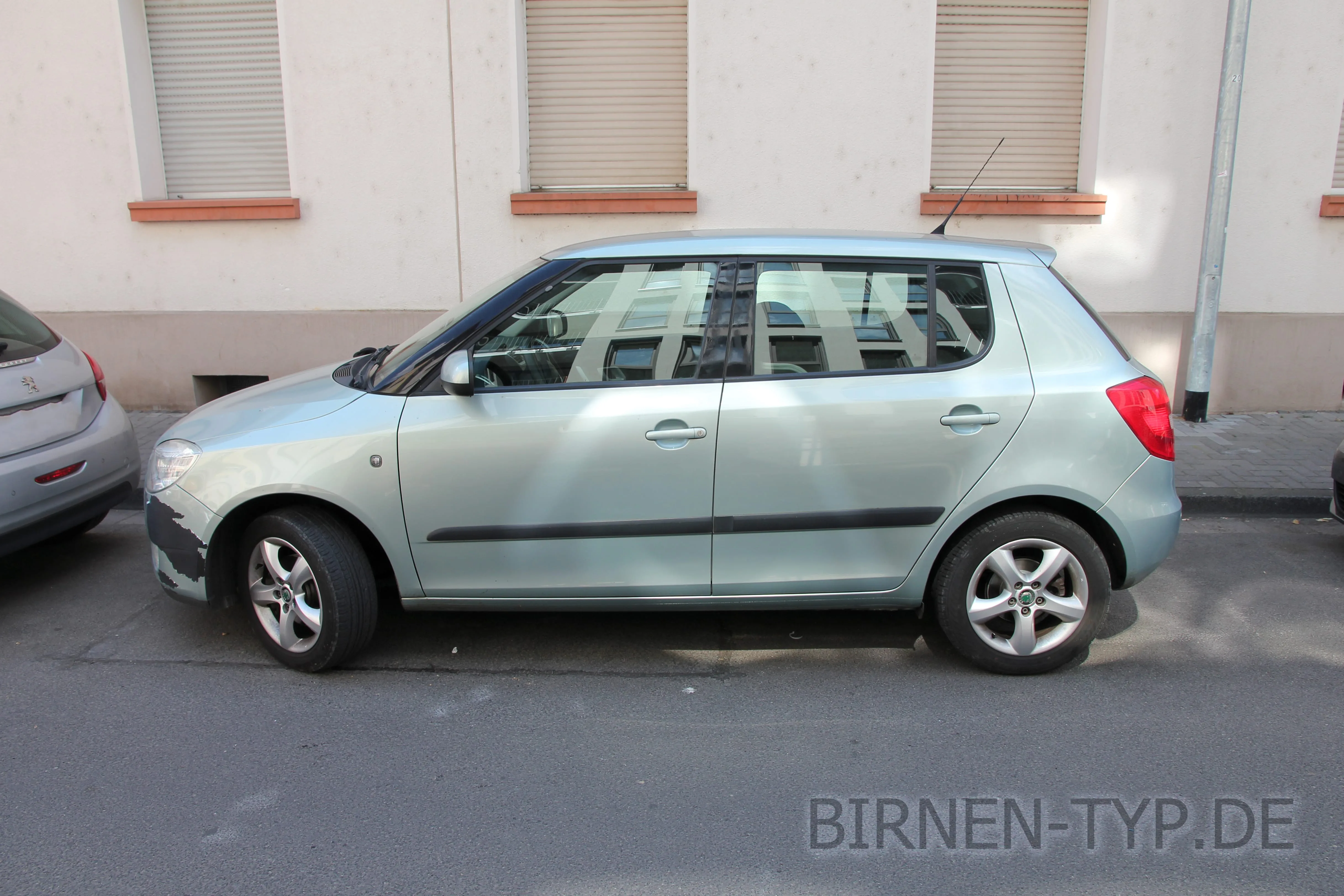 Seitenansicht (Fahrerseite) des Škoda Fabia 2 als 5-Türer (Schrägheck)