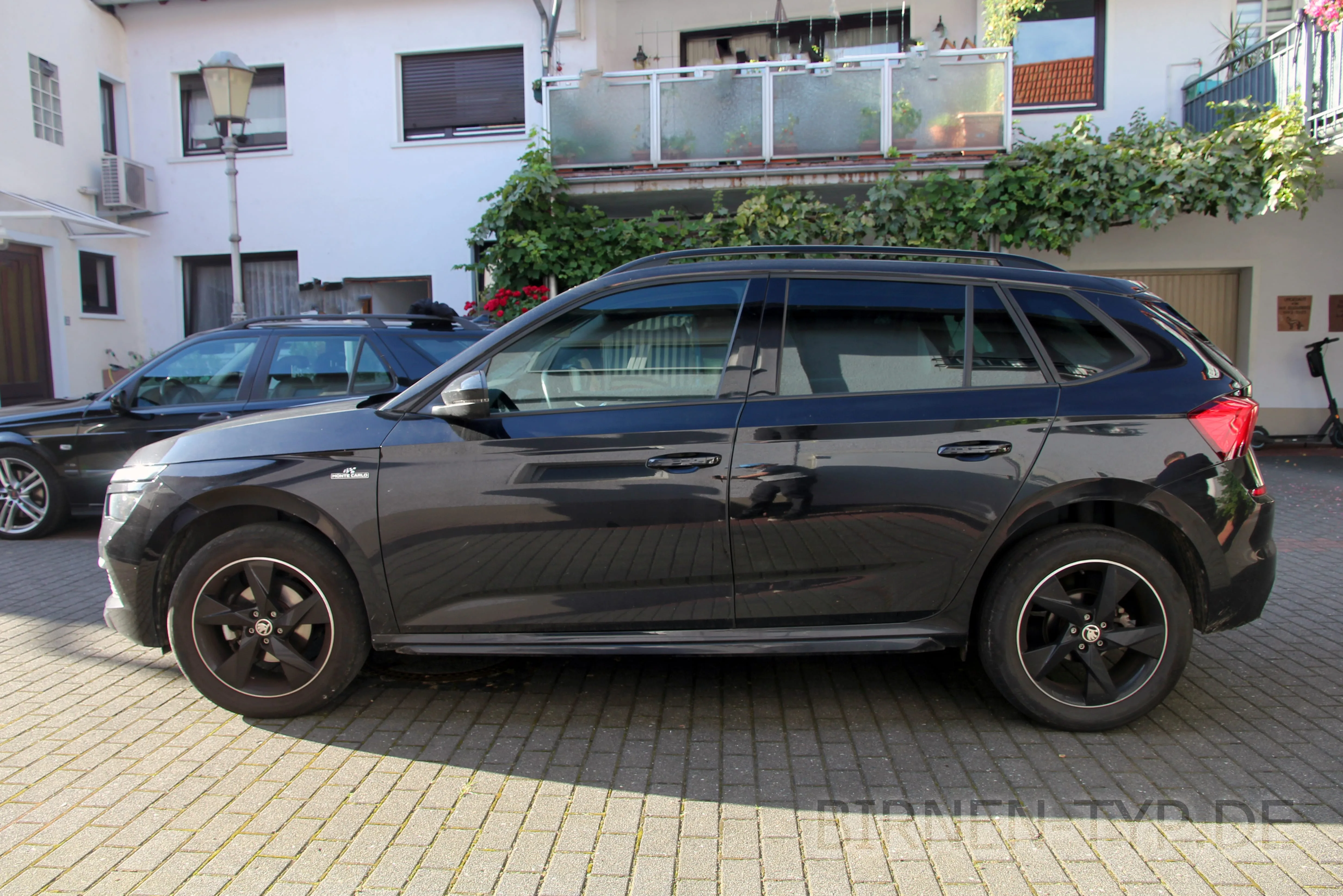 Seitenansicht (Fahrerseite) des Škoda Kamiq als SUV