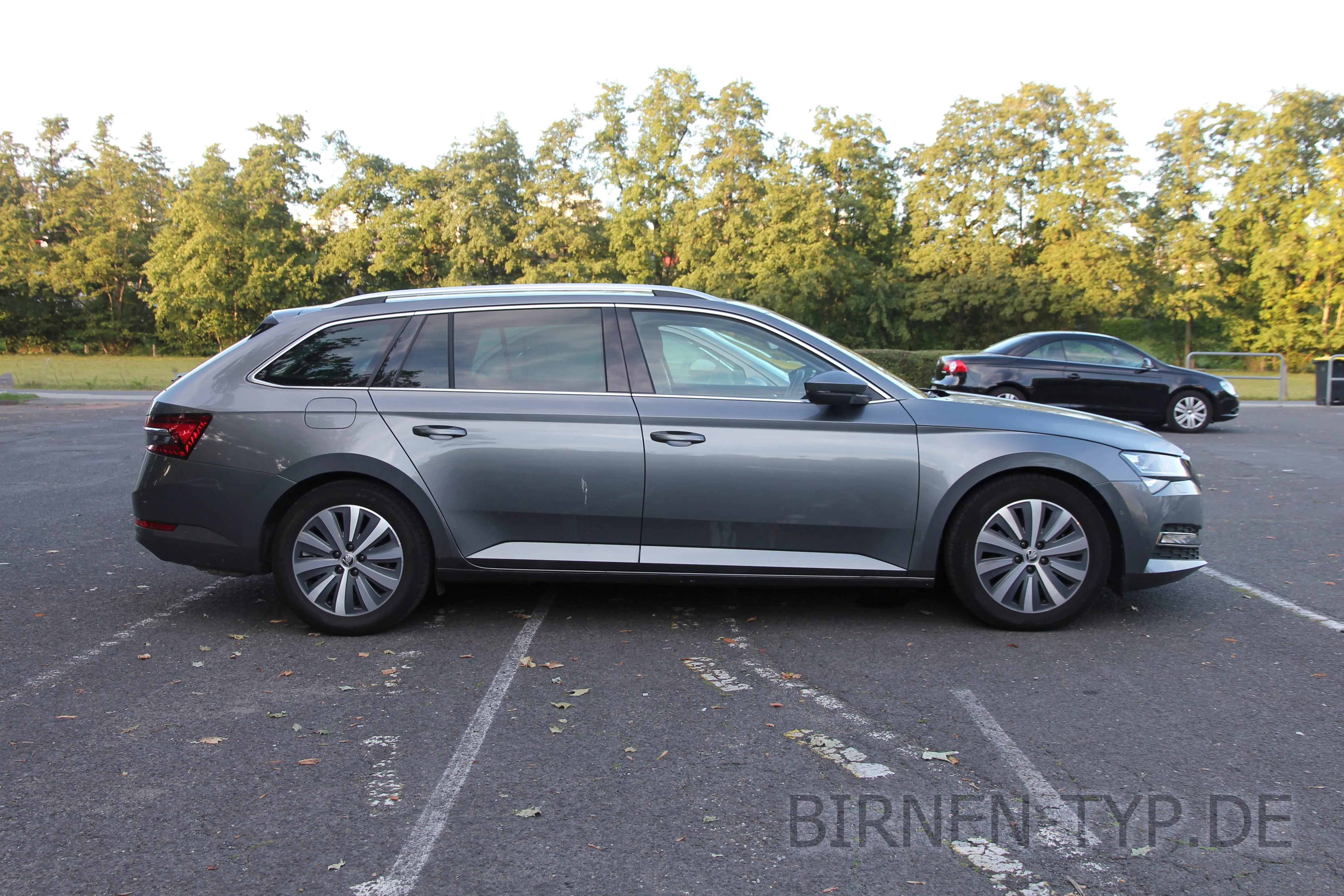 Seitenansicht (Beifahrerseite) des Škoda Superb als Combi / Kombi